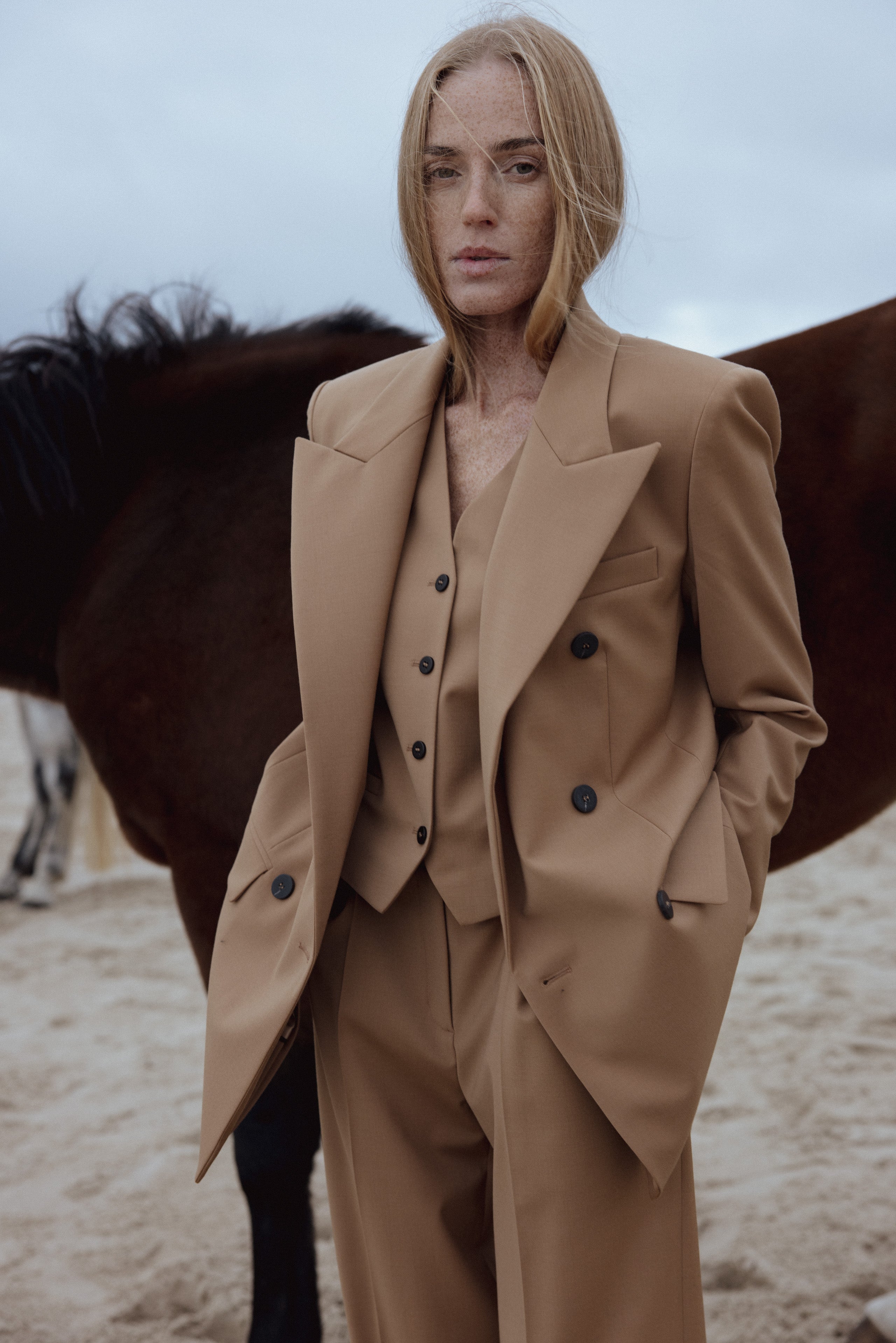 DOUBLE-BREASTED CAMEL BLAZER