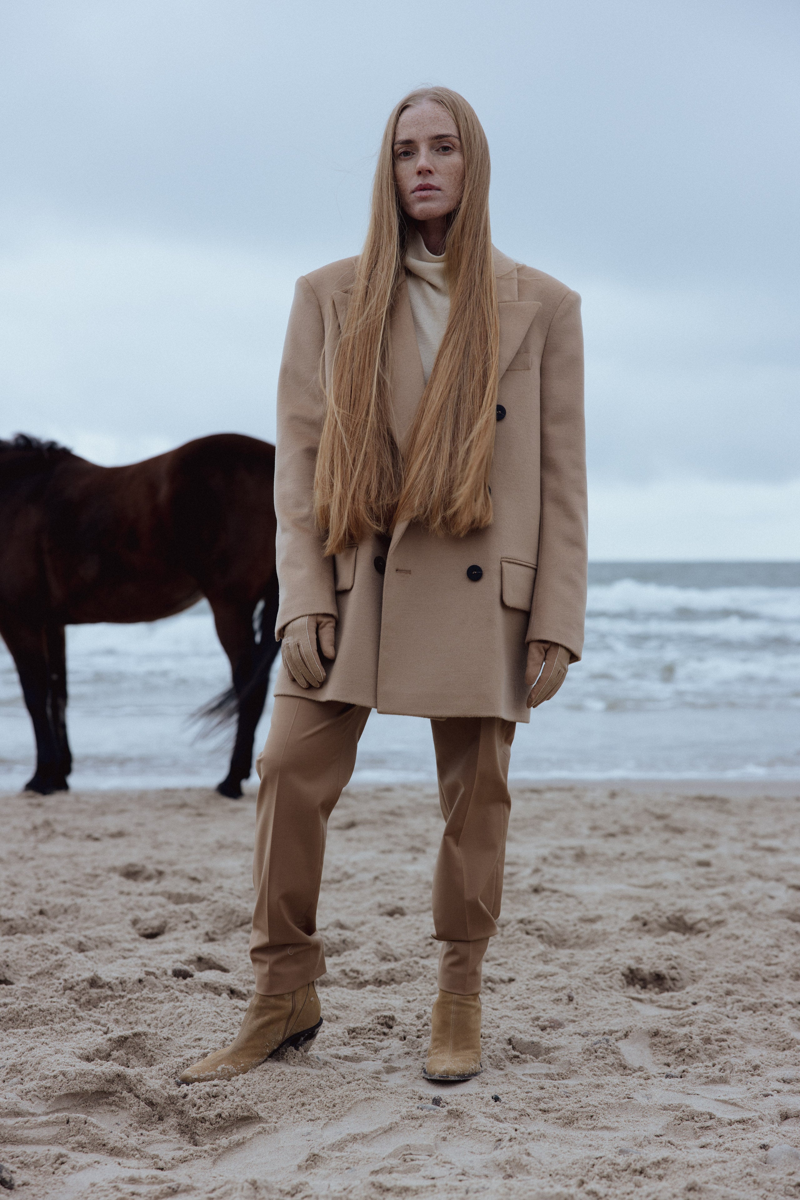 DOUBLE-BREASTED SHORT WOOL COAT IN CAMEL