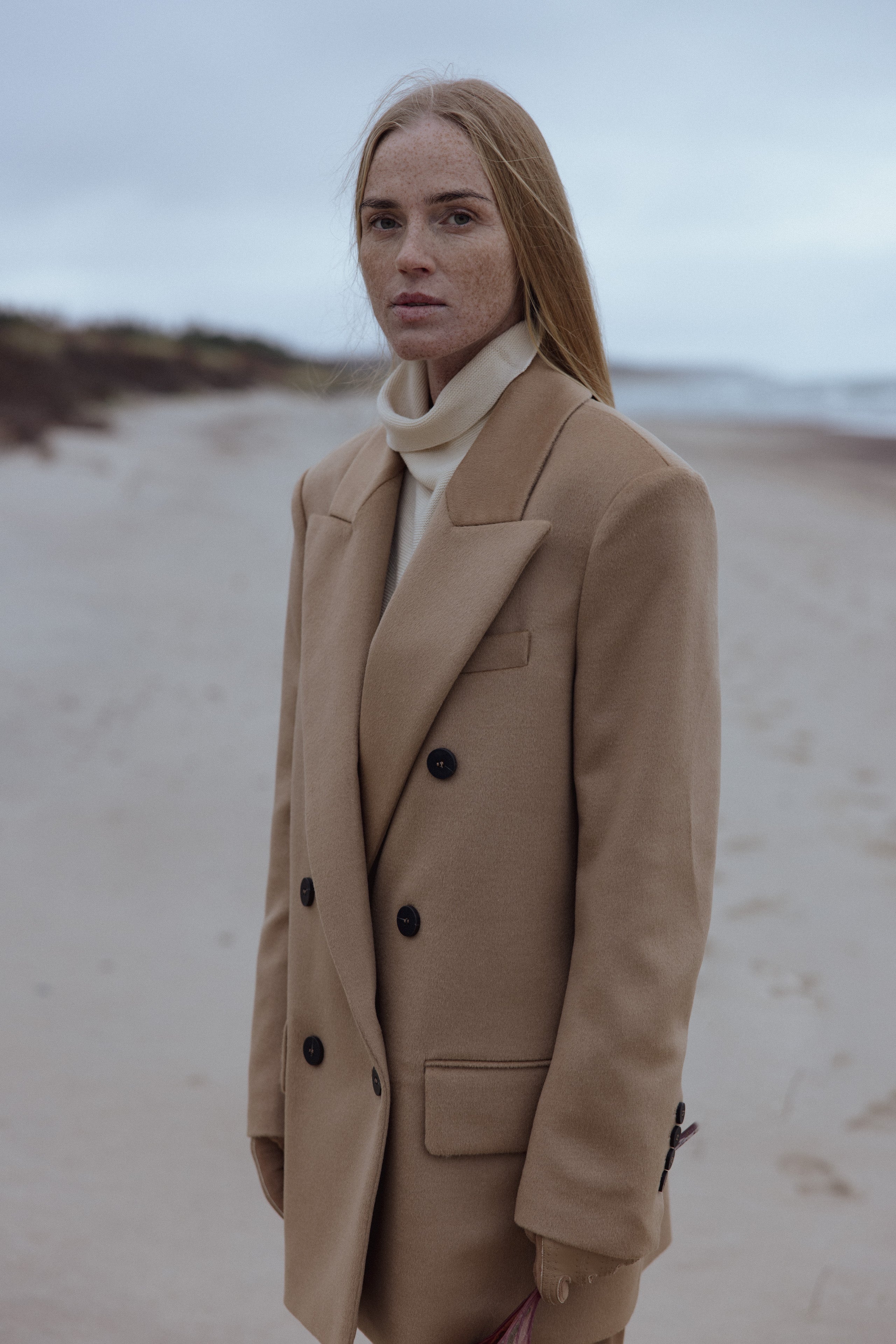 DOUBLE-BREASTED SHORT WOOL COAT IN CAMEL