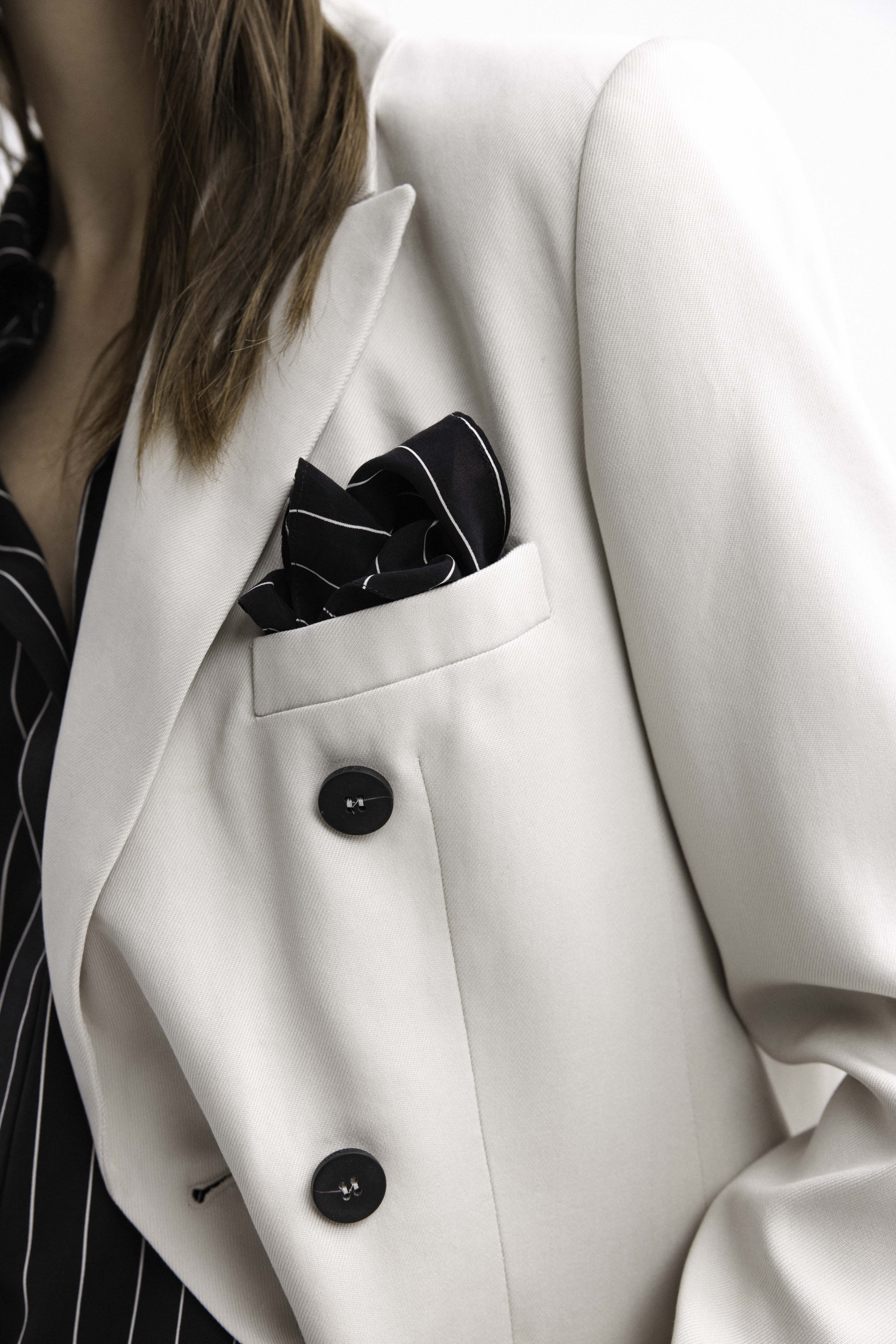 BLACK POCKET SQUARE WITH STRIPES