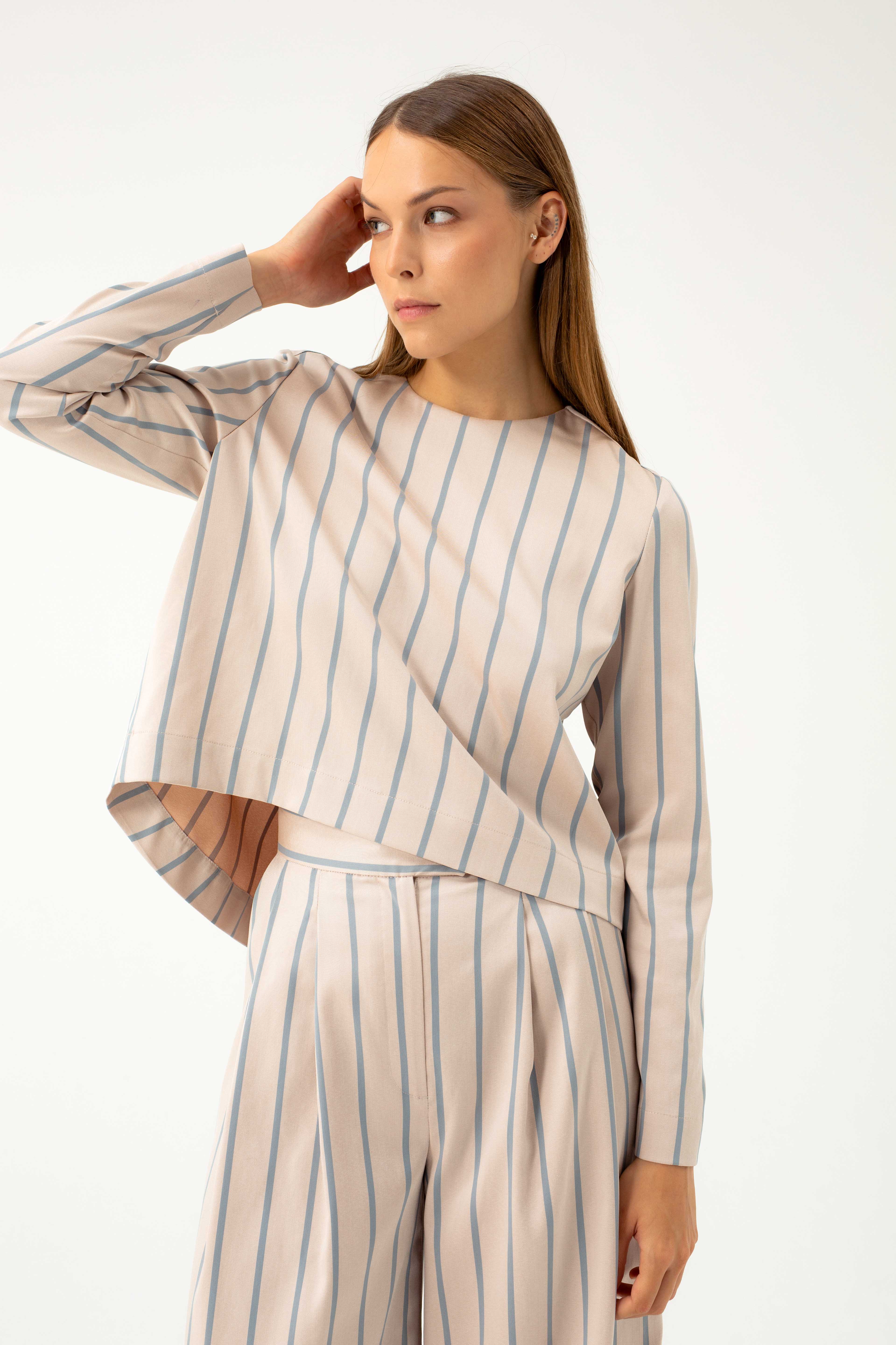 STRIPED BLOUSE WITH PLEAT IN THE BACK