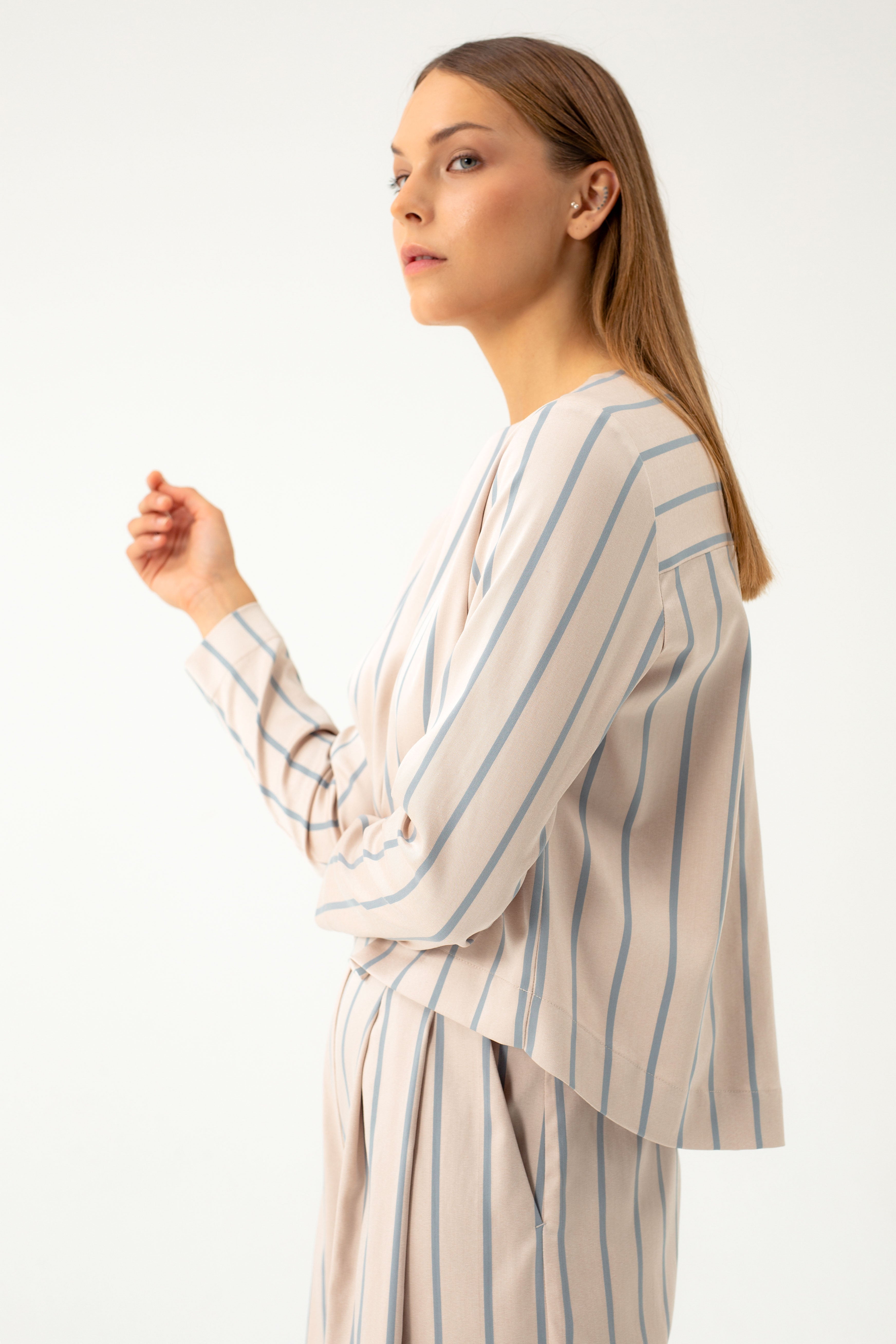 STRIPED BLOUSE WITH PLEAT IN THE BACK