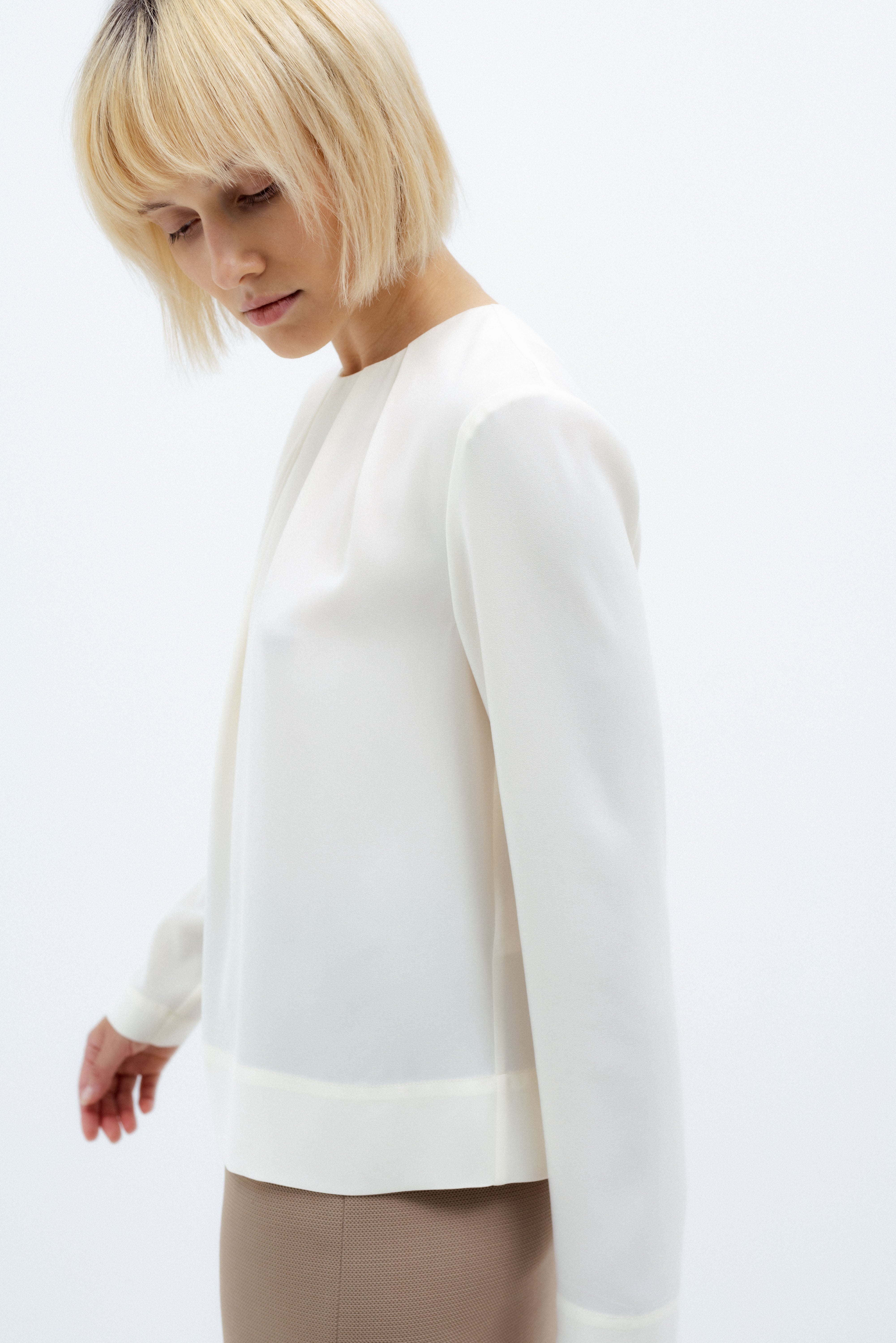 PLEATED COLLAR MILK BLOUSE