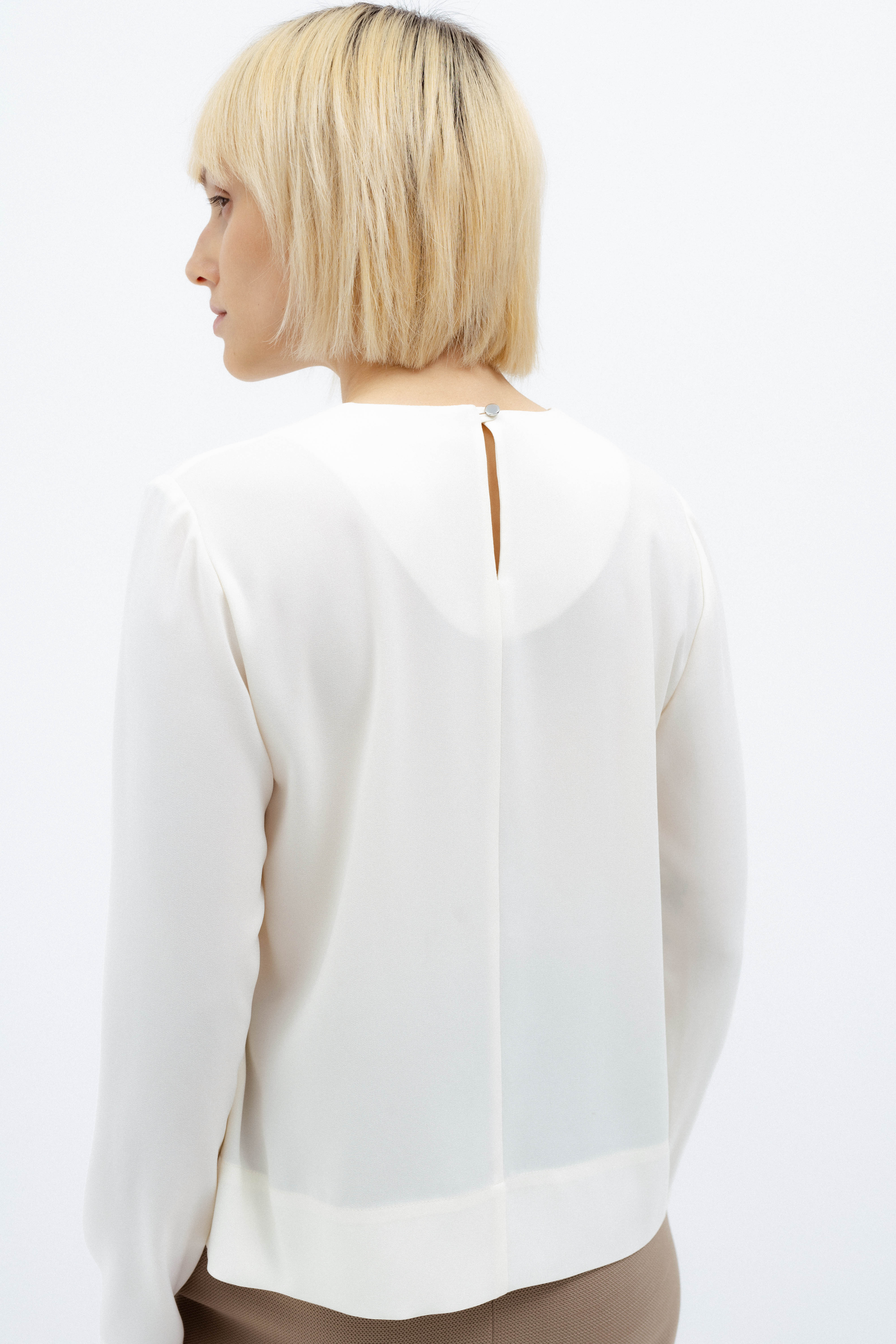 PLEATED COLLAR MILK BLOUSE