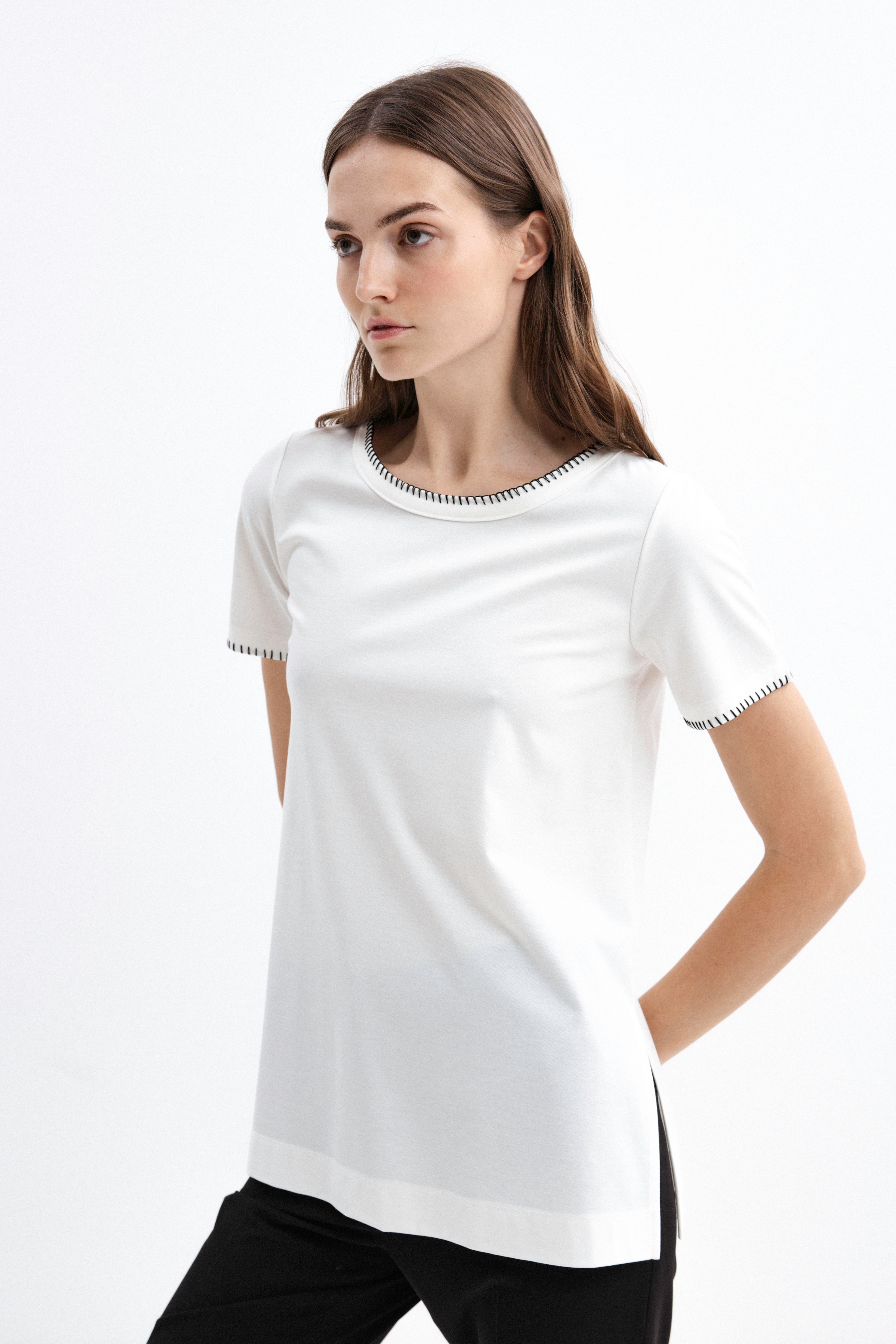 WHITE T-SHIRT WITH STITCHED HEM DETAILS