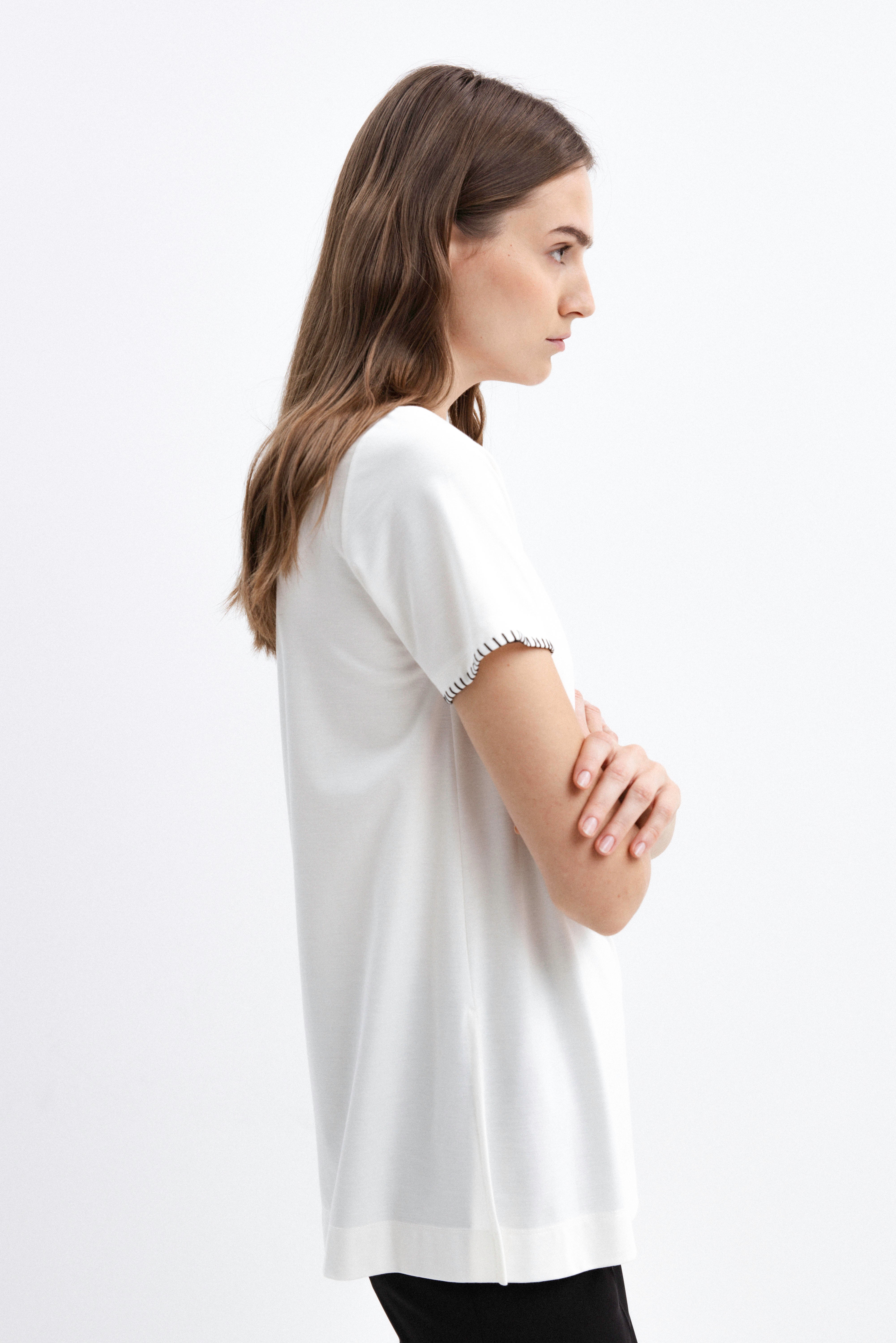 WHITE T-SHIRT WITH STITCHED HEM DETAILS