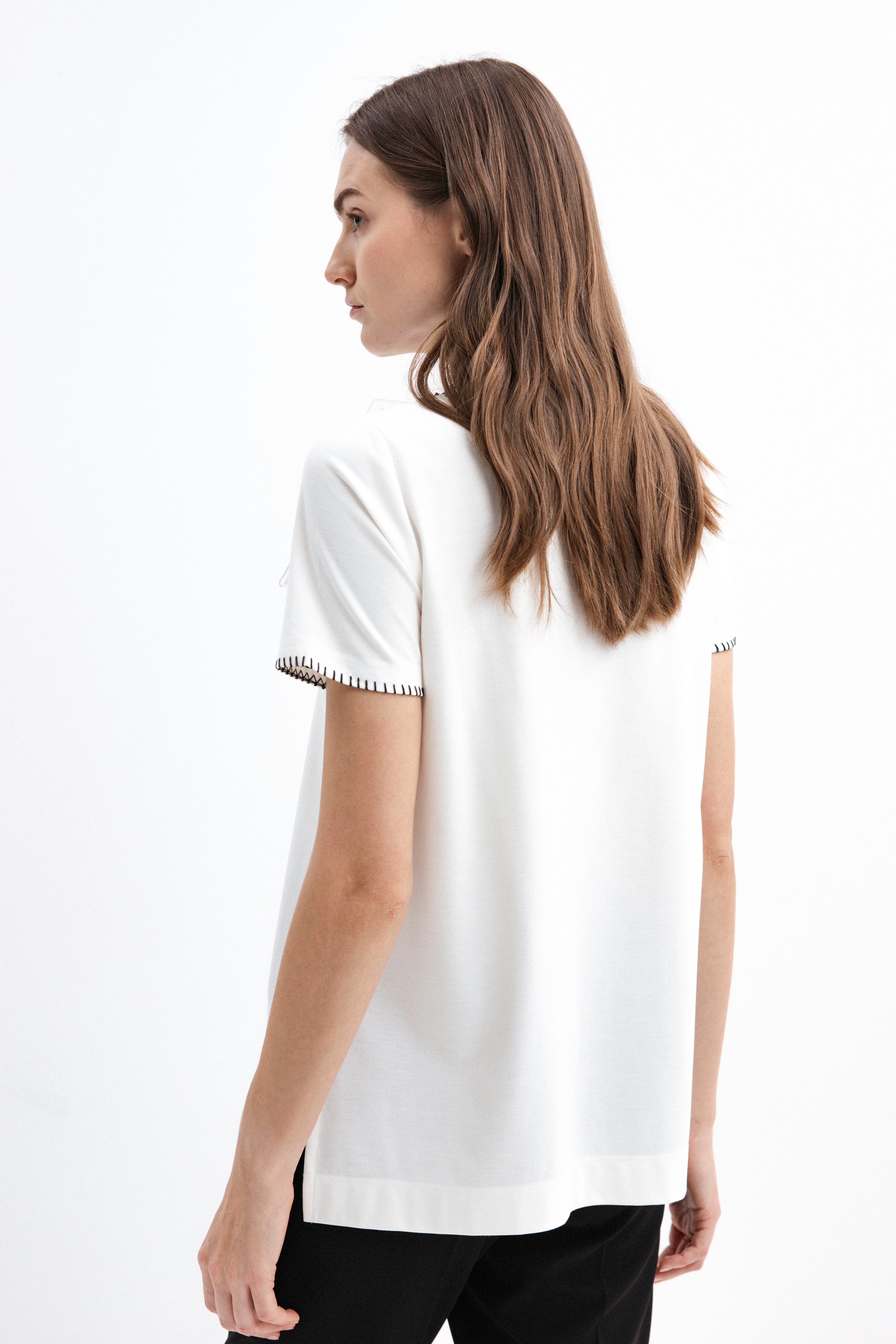 WHITE T-SHIRT WITH STITCHED HEM DETAILS