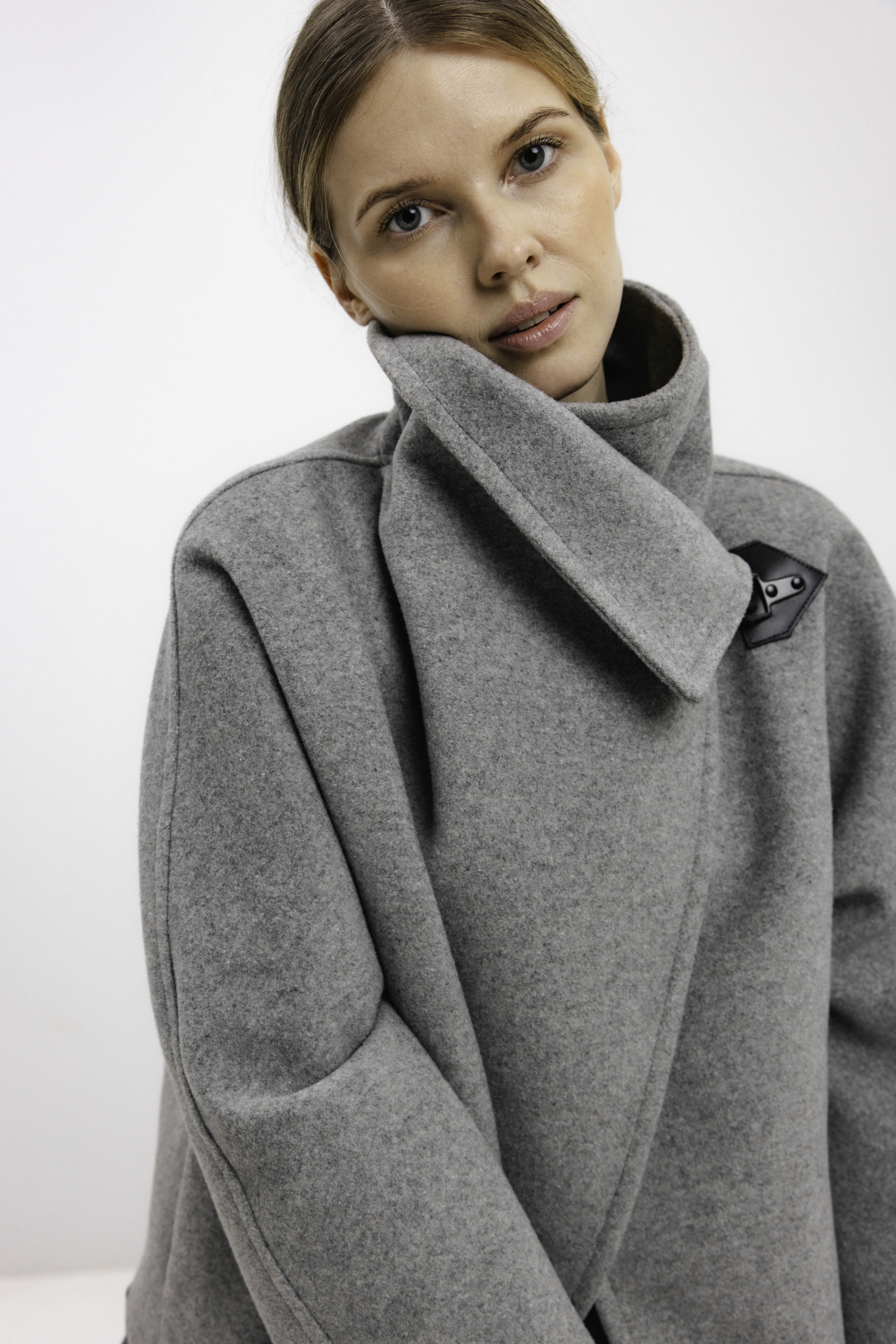 HIGH-COLLAR ASYMMETRIC SHORT COAT