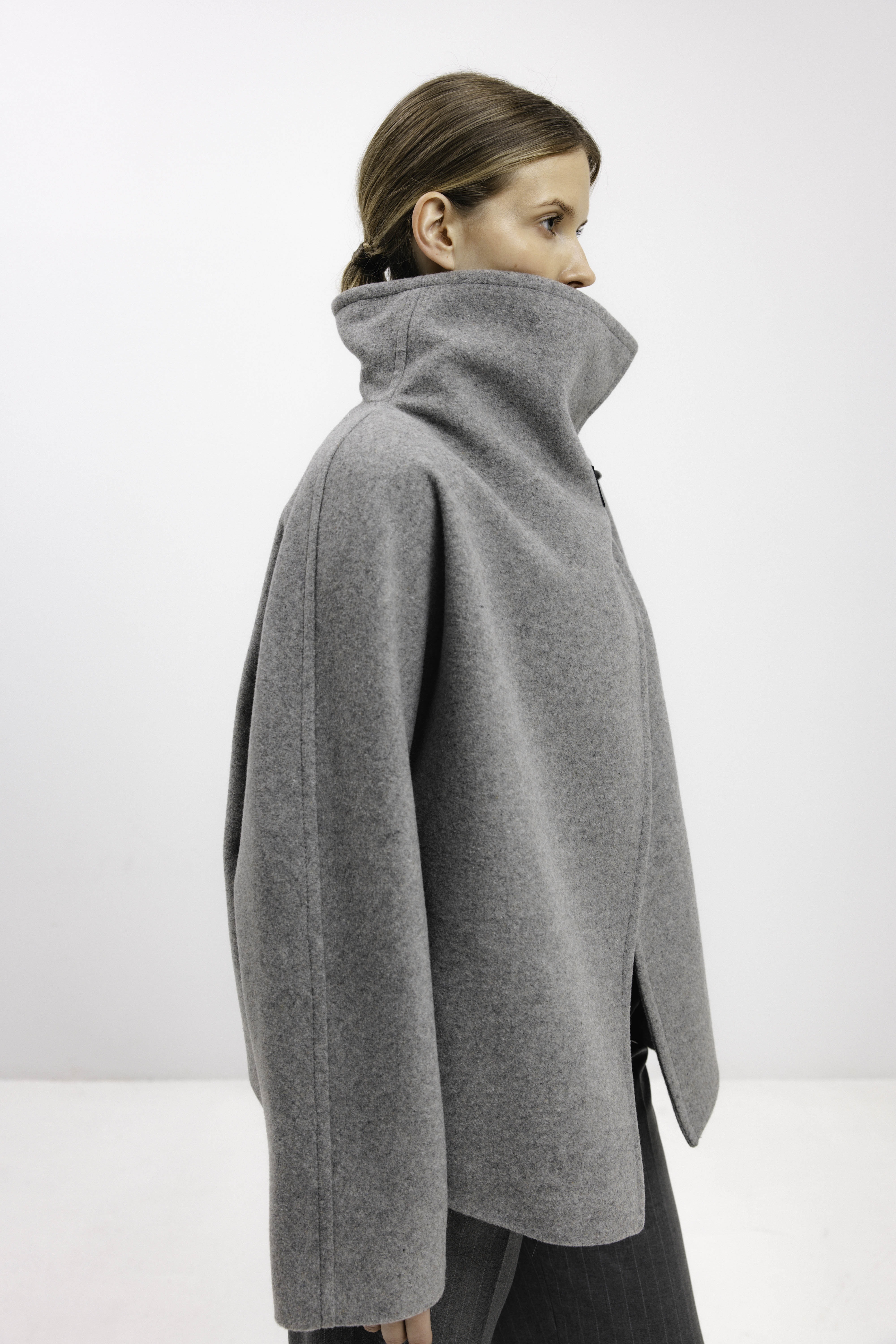 HIGH-COLLAR ASYMMETRIC SHORT COAT