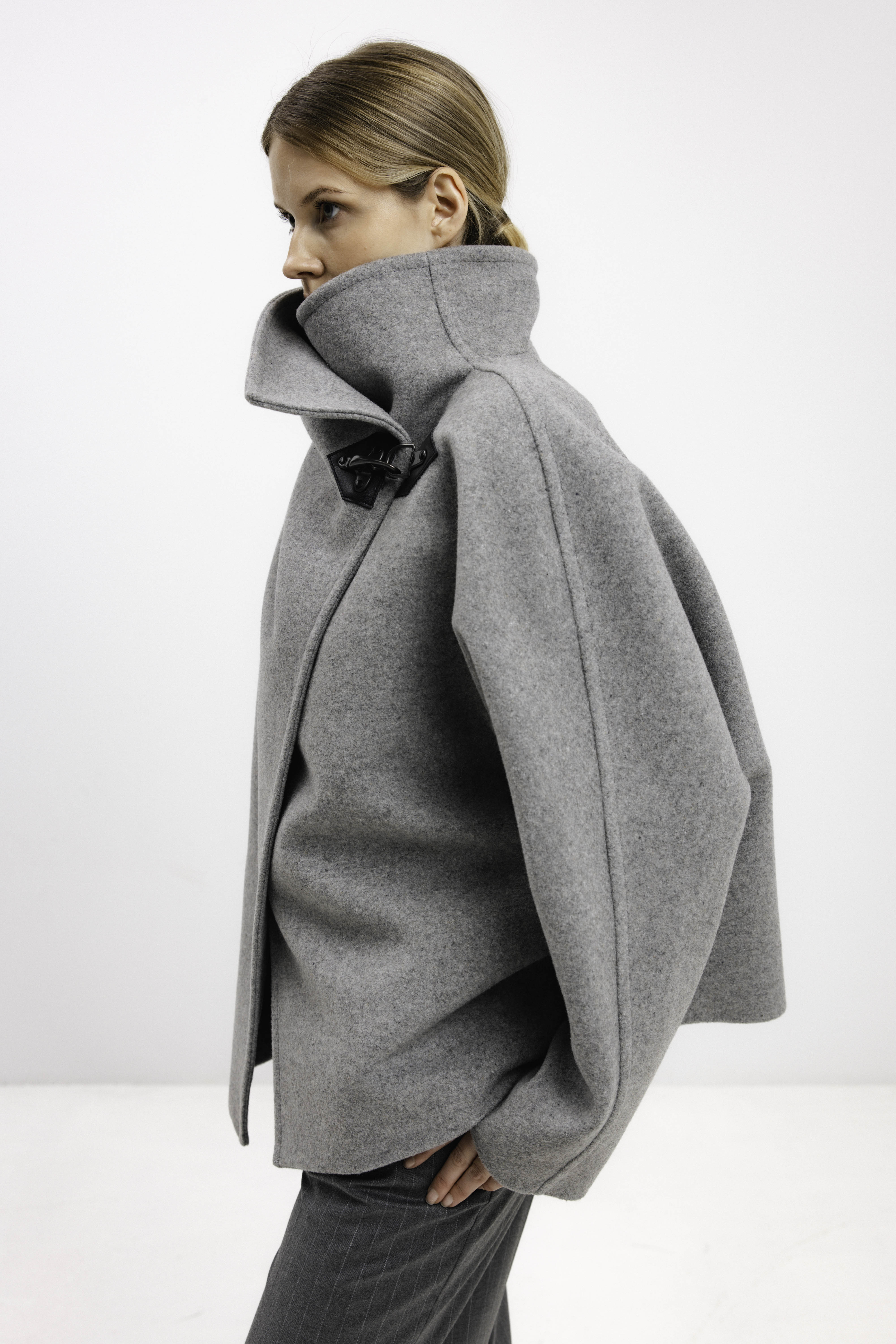 【cornerstone】 HIGH NECK SHORT COATS Double-breasted coat with high neck | Collection 2023 | Subdued