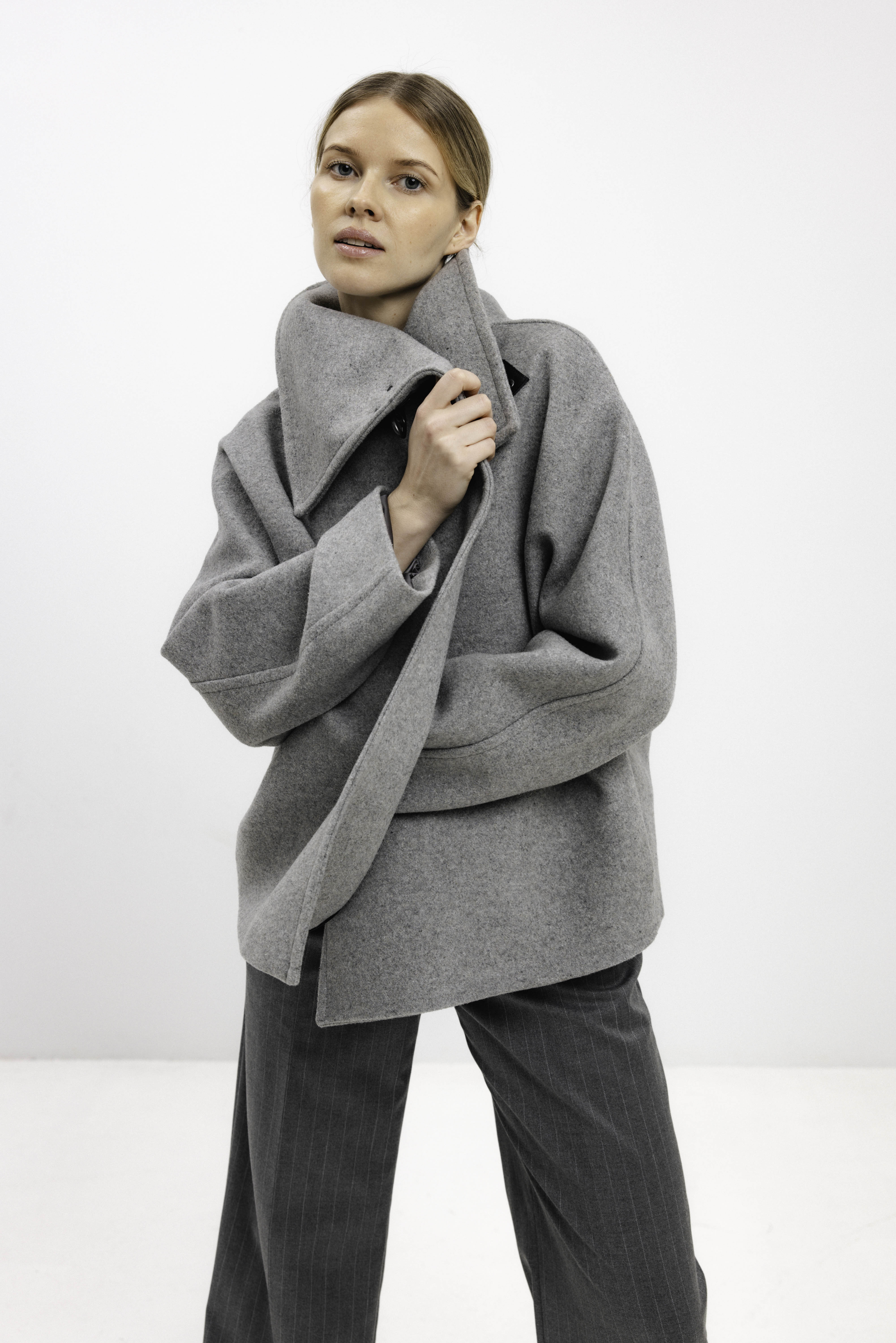 HIGH-COLLAR ASYMMETRIC SHORT COAT