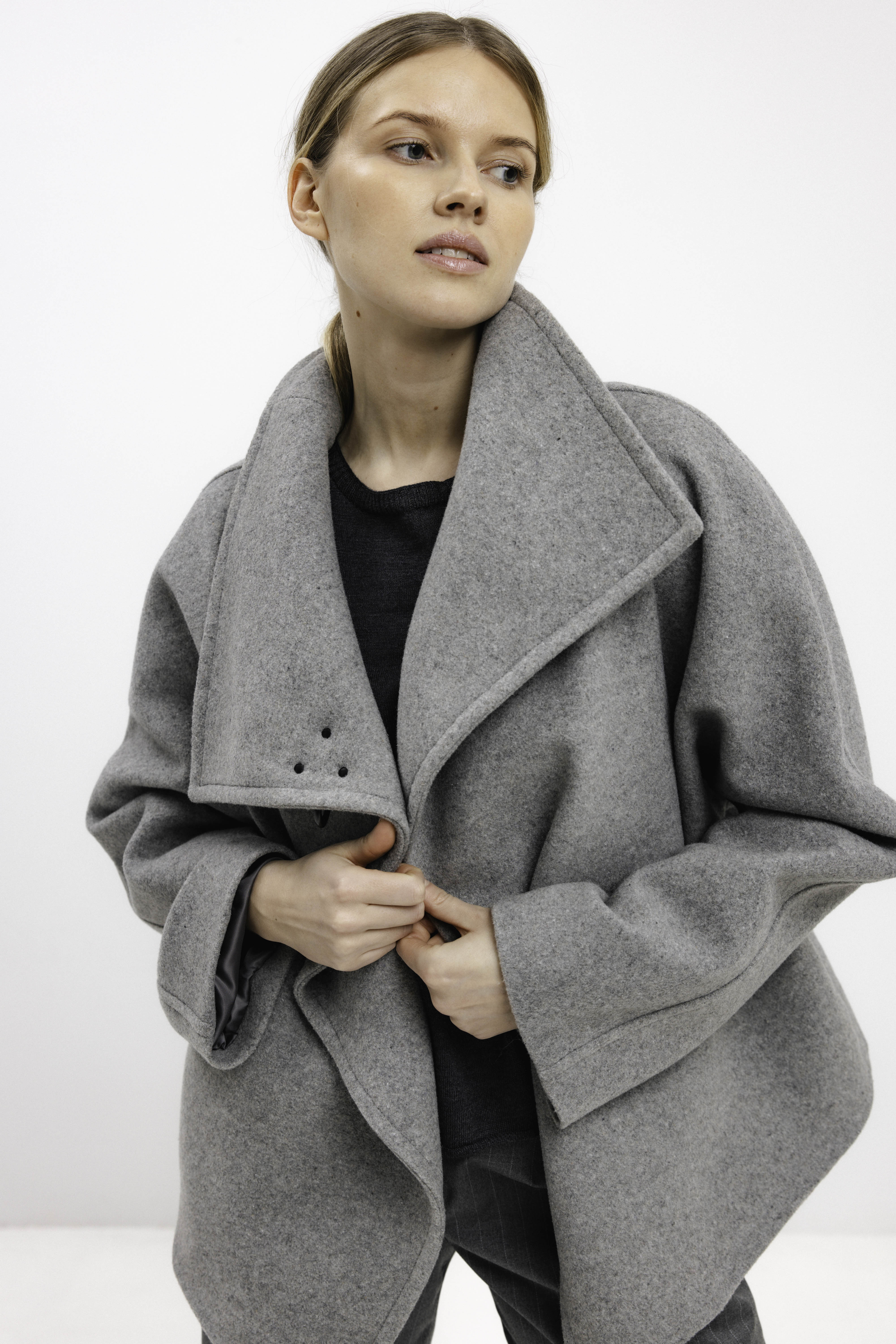 HIGH-COLLAR ASYMMETRIC SHORT COAT