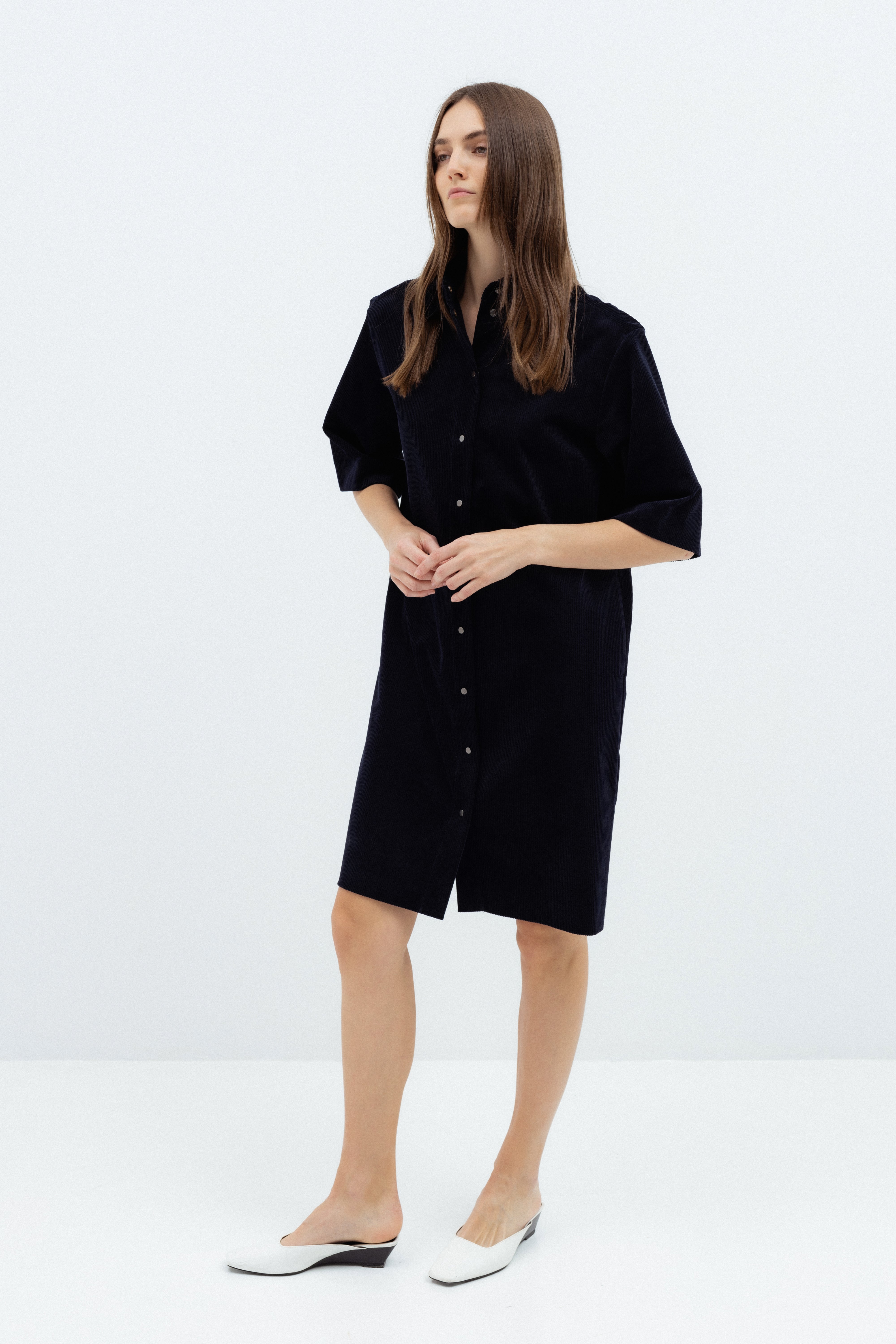 VELVETO MARŠKINIŲ TIPO SUKNELĖ