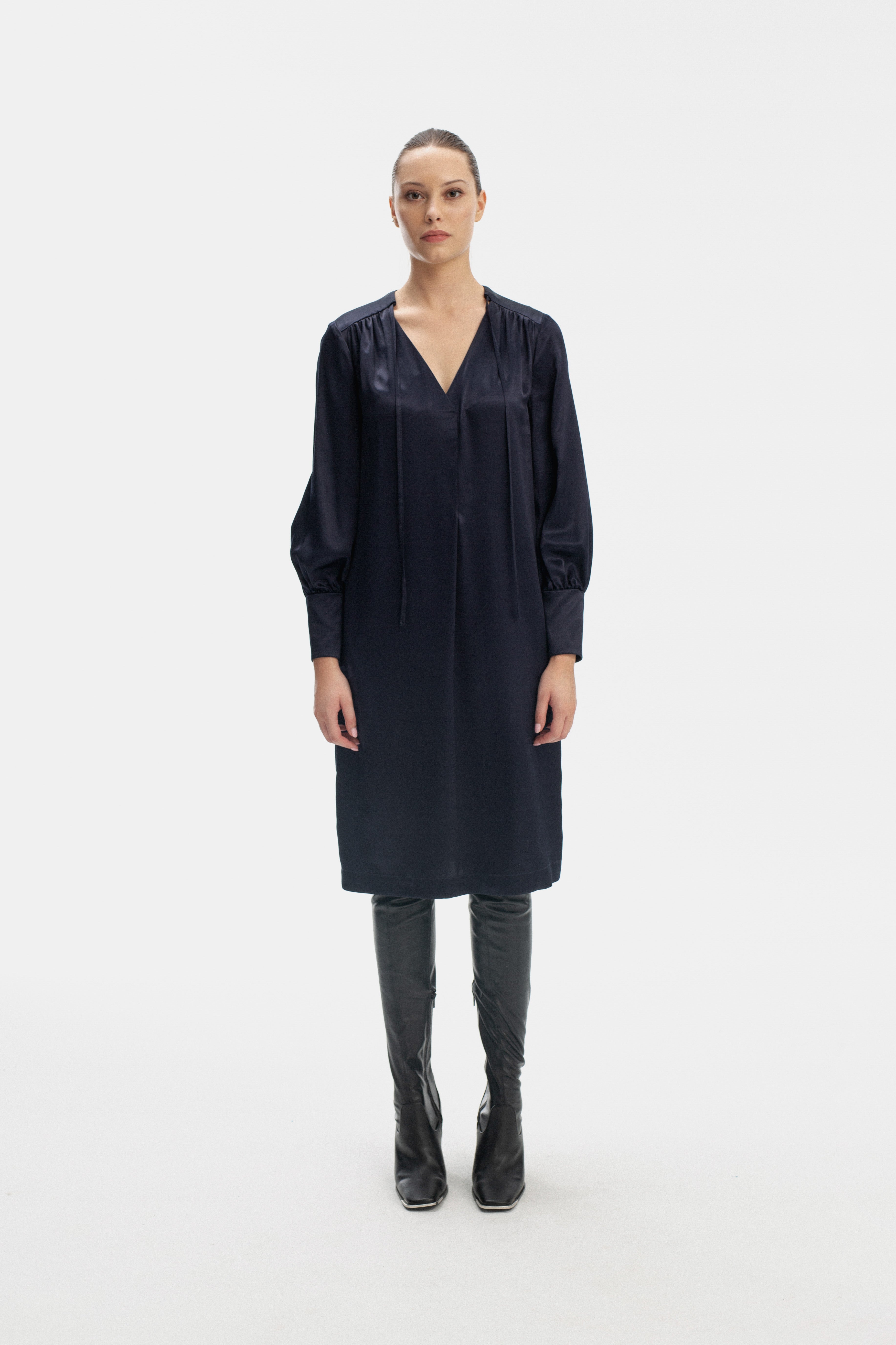 MĖLYNA TIESAUS SILUETO SUKNELĖ