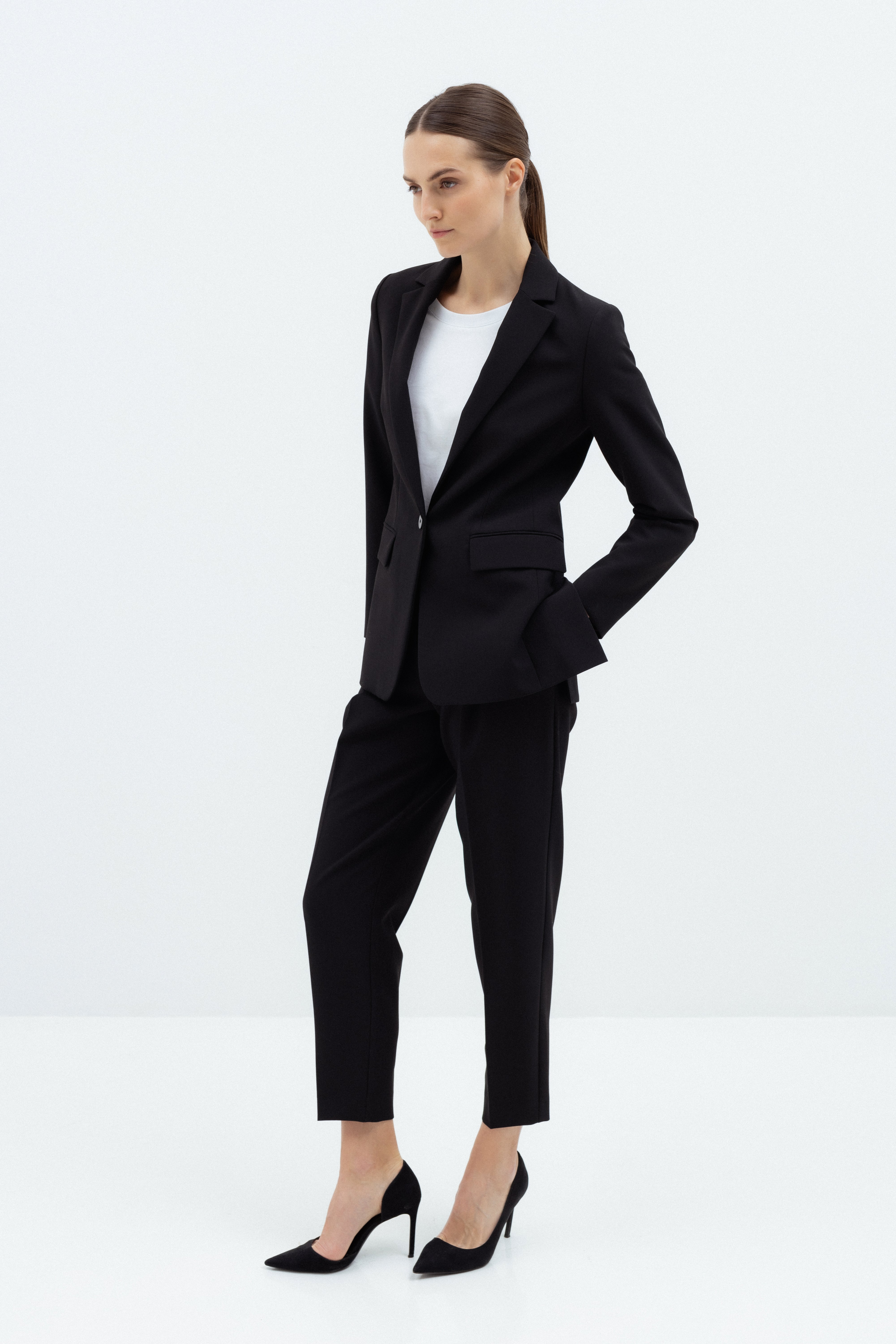 SINGLE-BREASTED FITTED BLACK BLAZER
