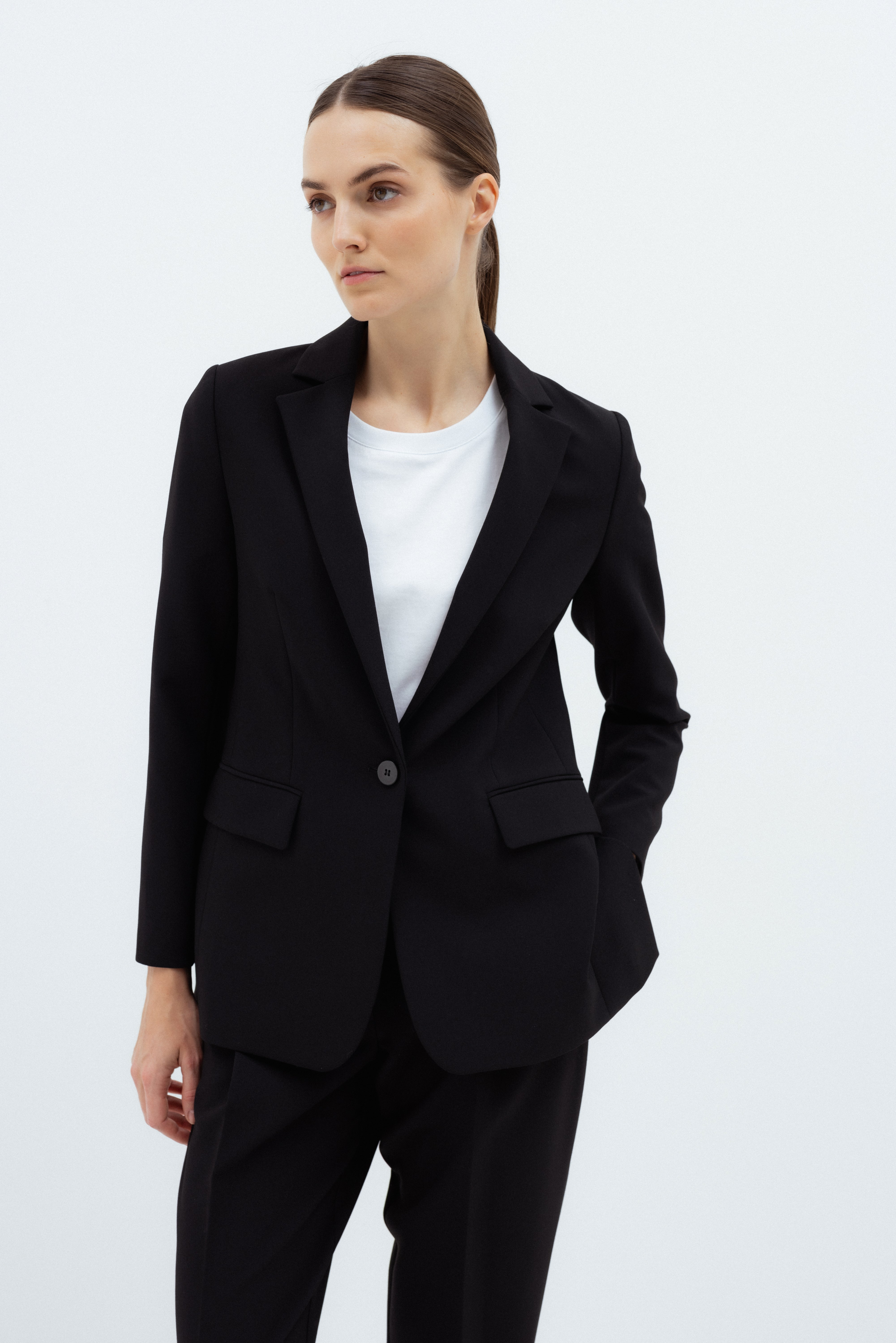 SINGLE-BREASTED FITTED BLACK BLAZER