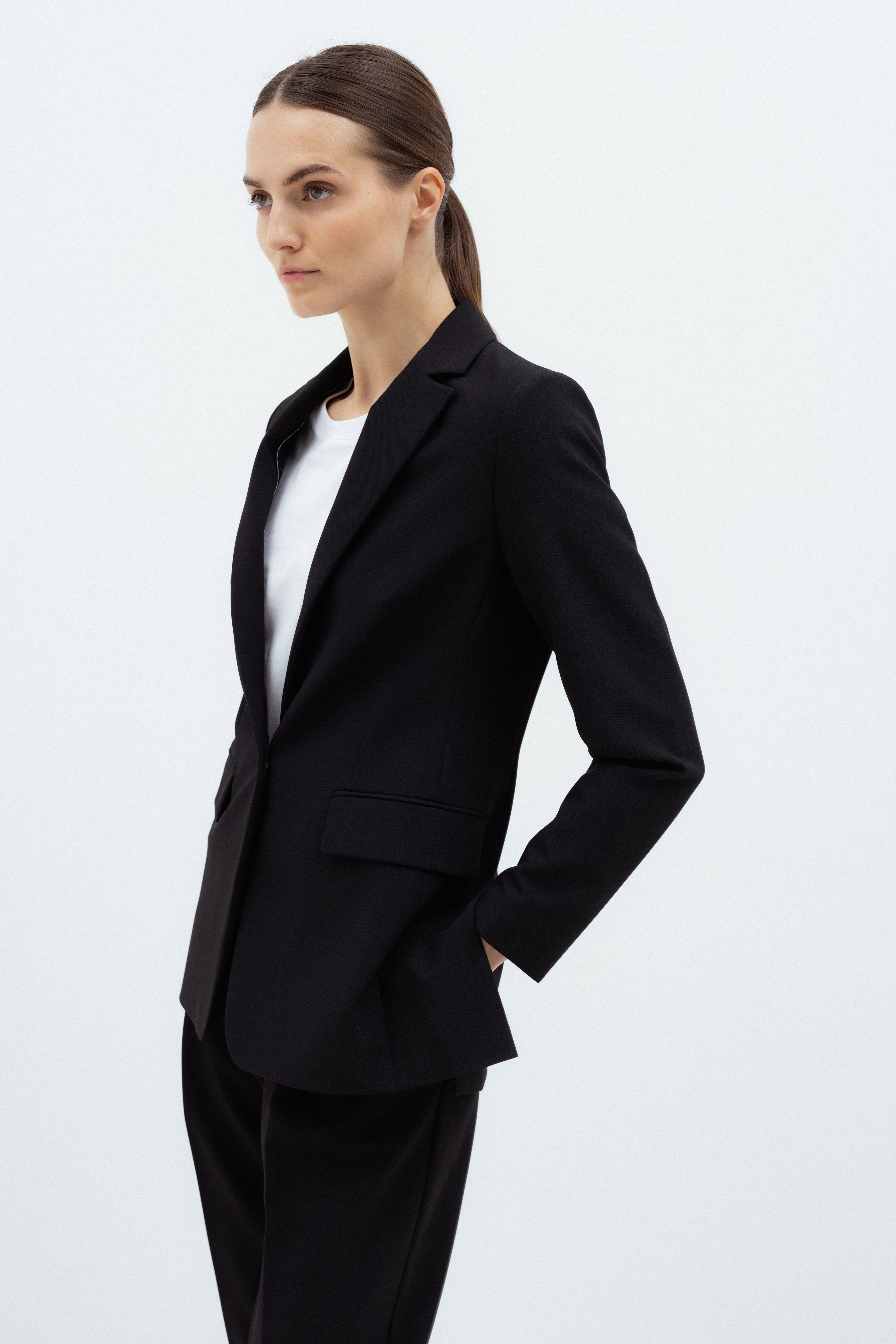 SINGLE-BREASTED FITTED BLACK BLAZER