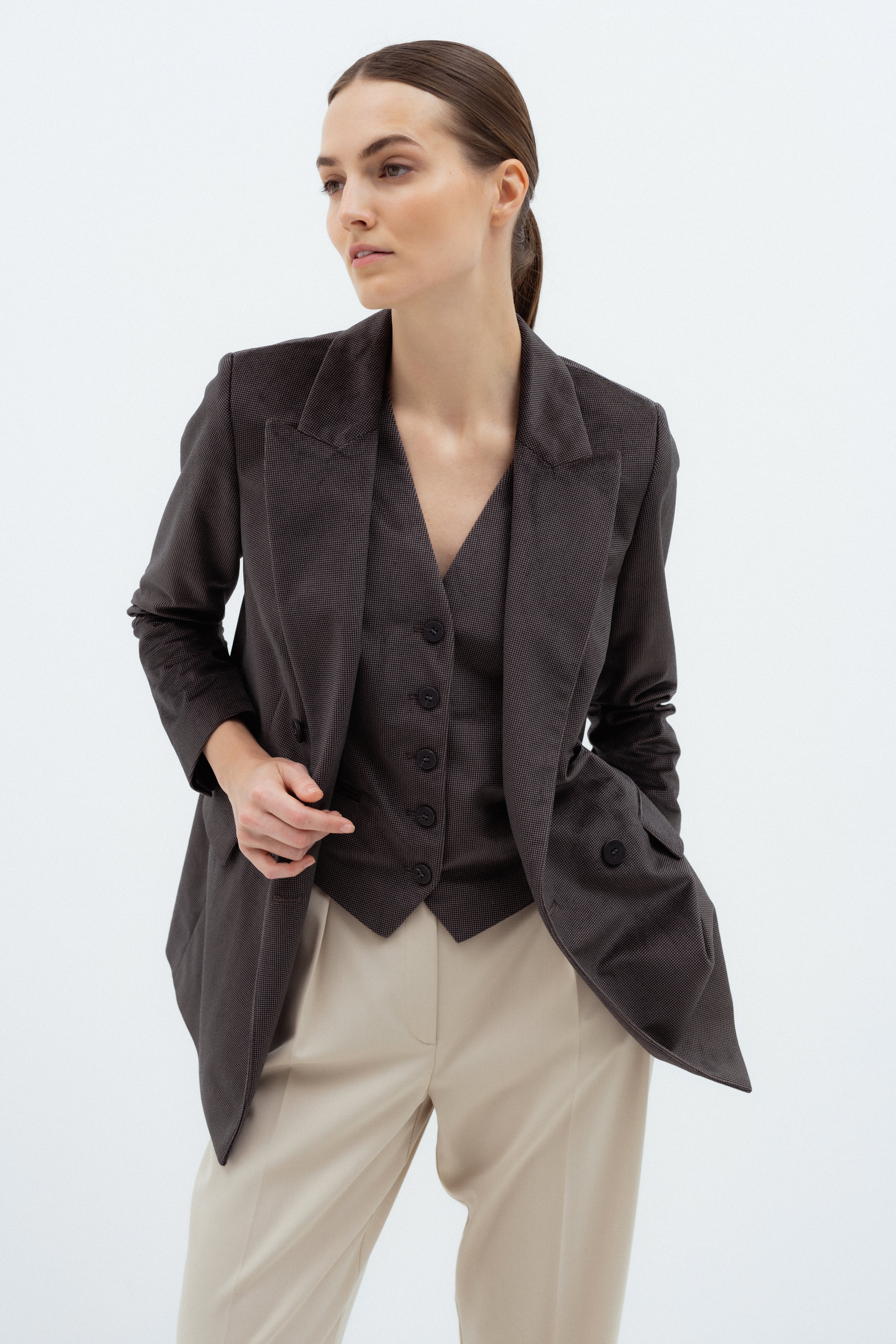 DOUBLE-BREASTED BROWN BLAZER