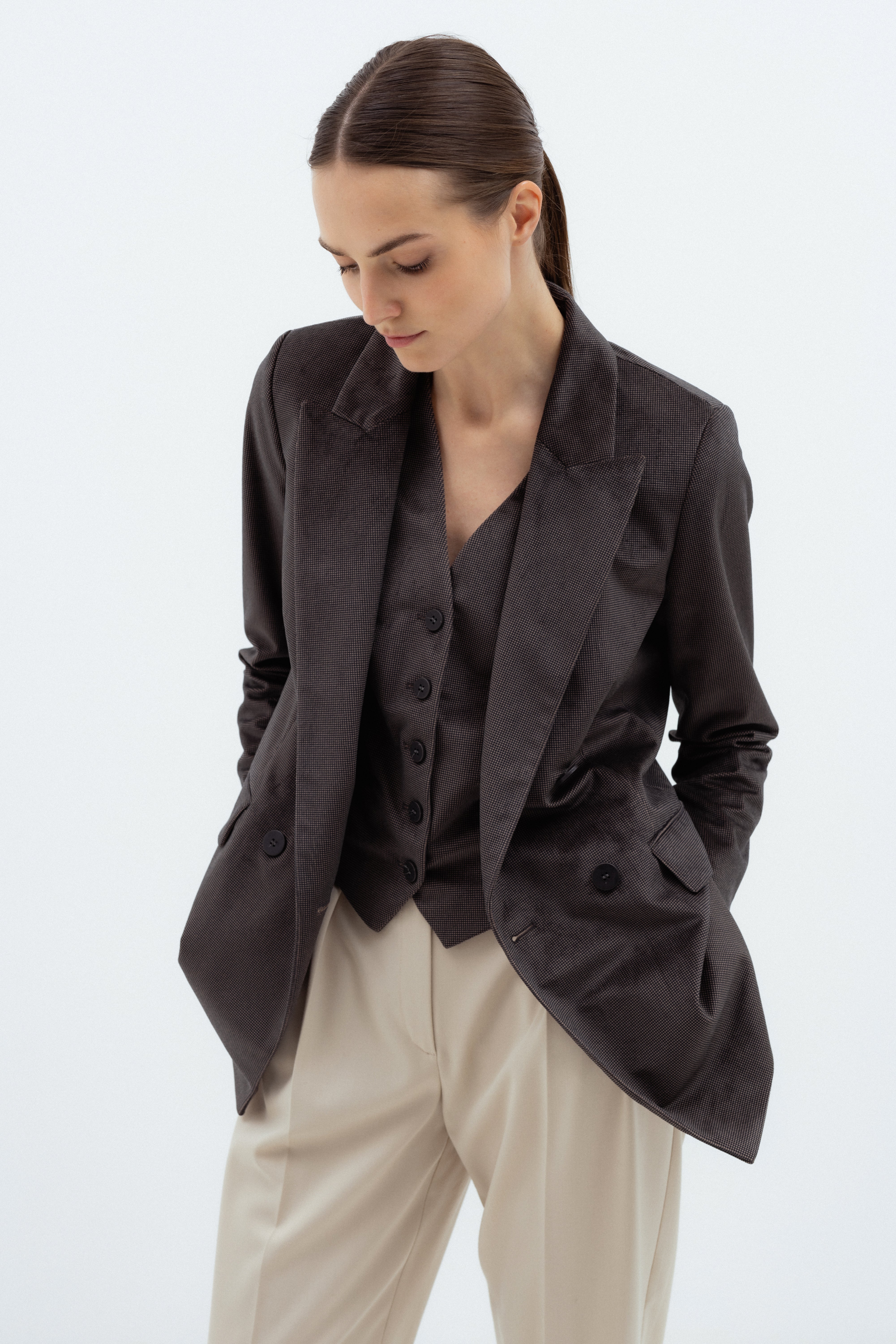 DOUBLE-BREASTED BROWN BLAZER