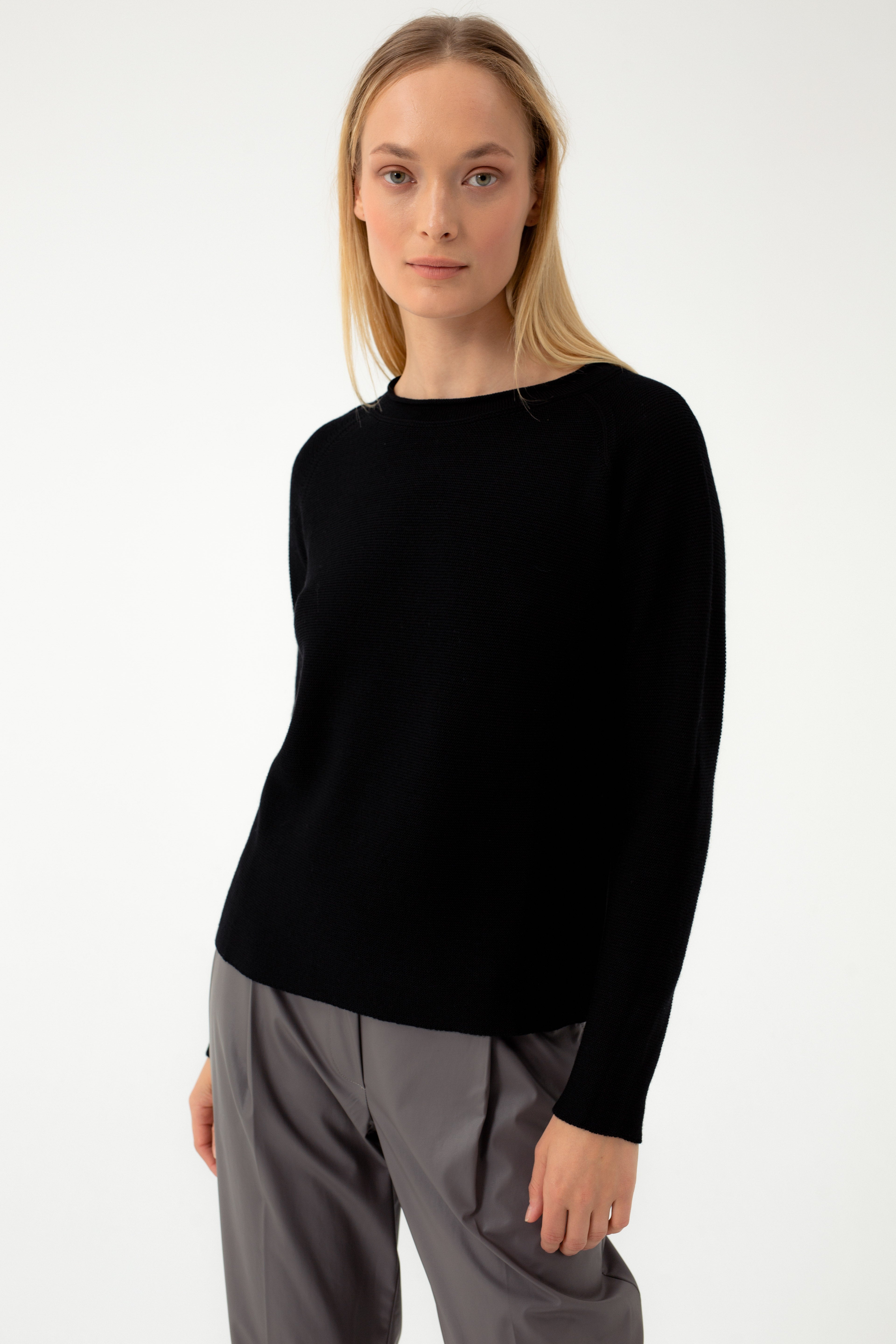 PURE WOOL BLACK SWEATER