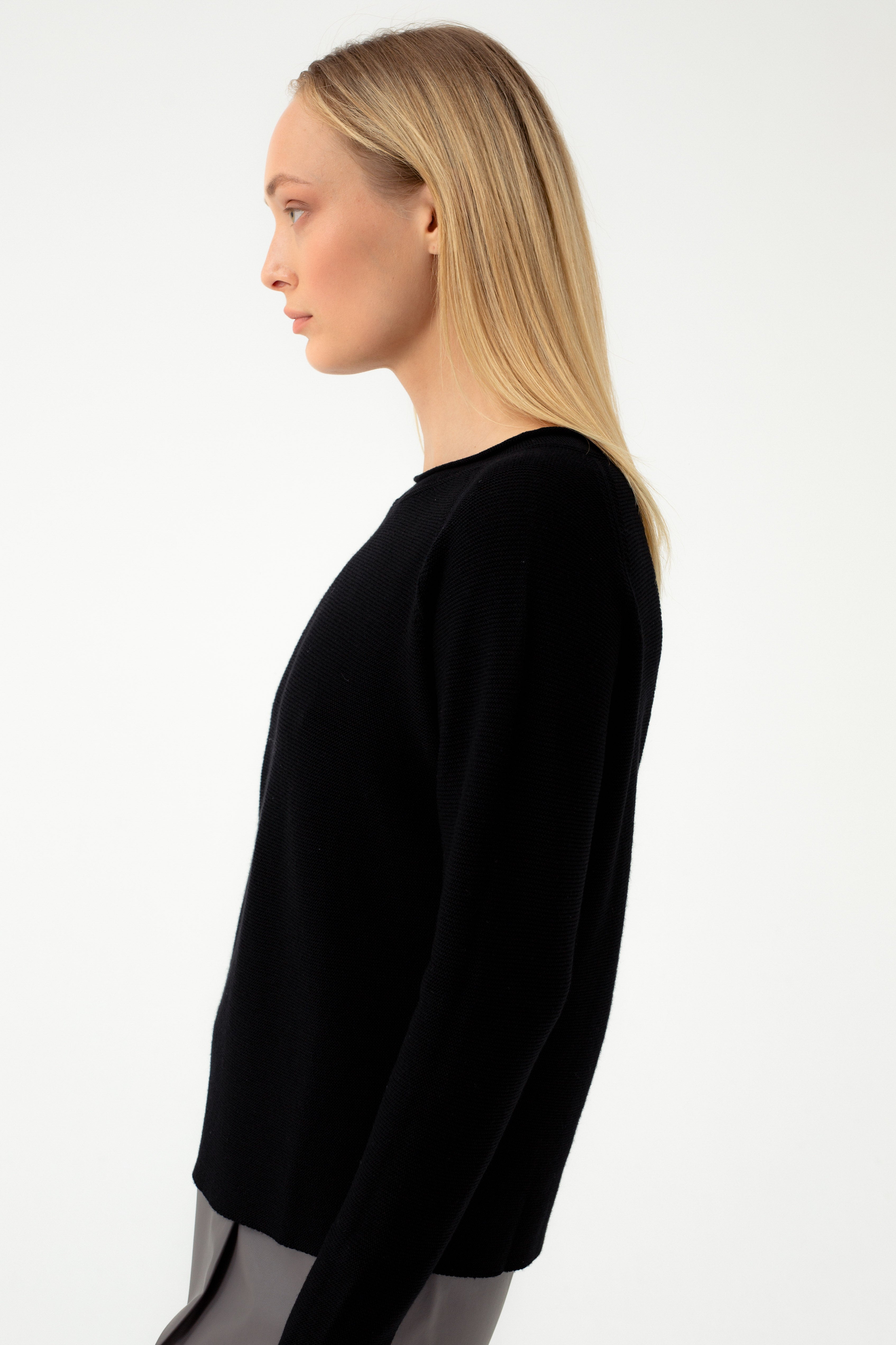 PURE WOOL BLACK SWEATER