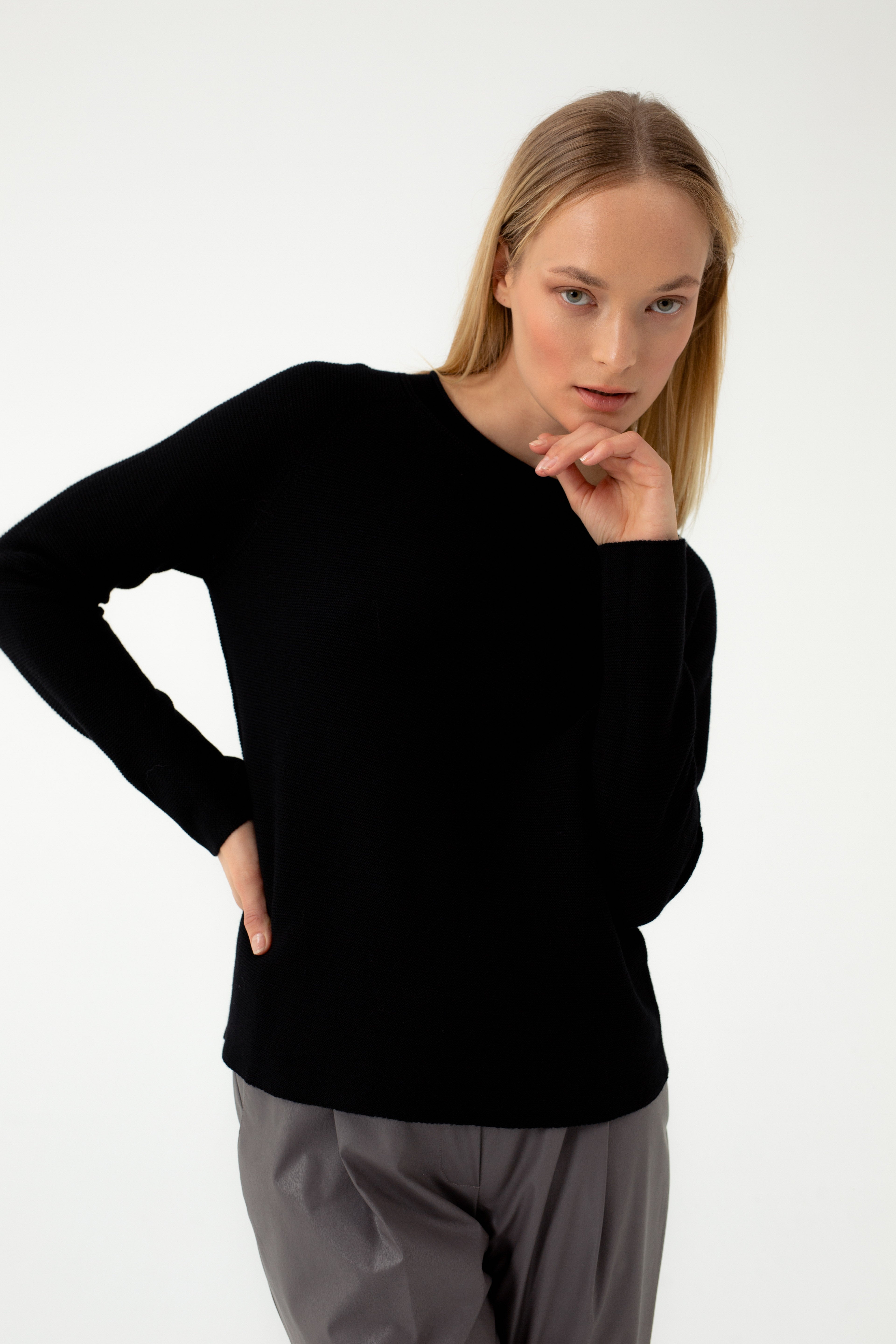 PURE WOOL BLACK SWEATER