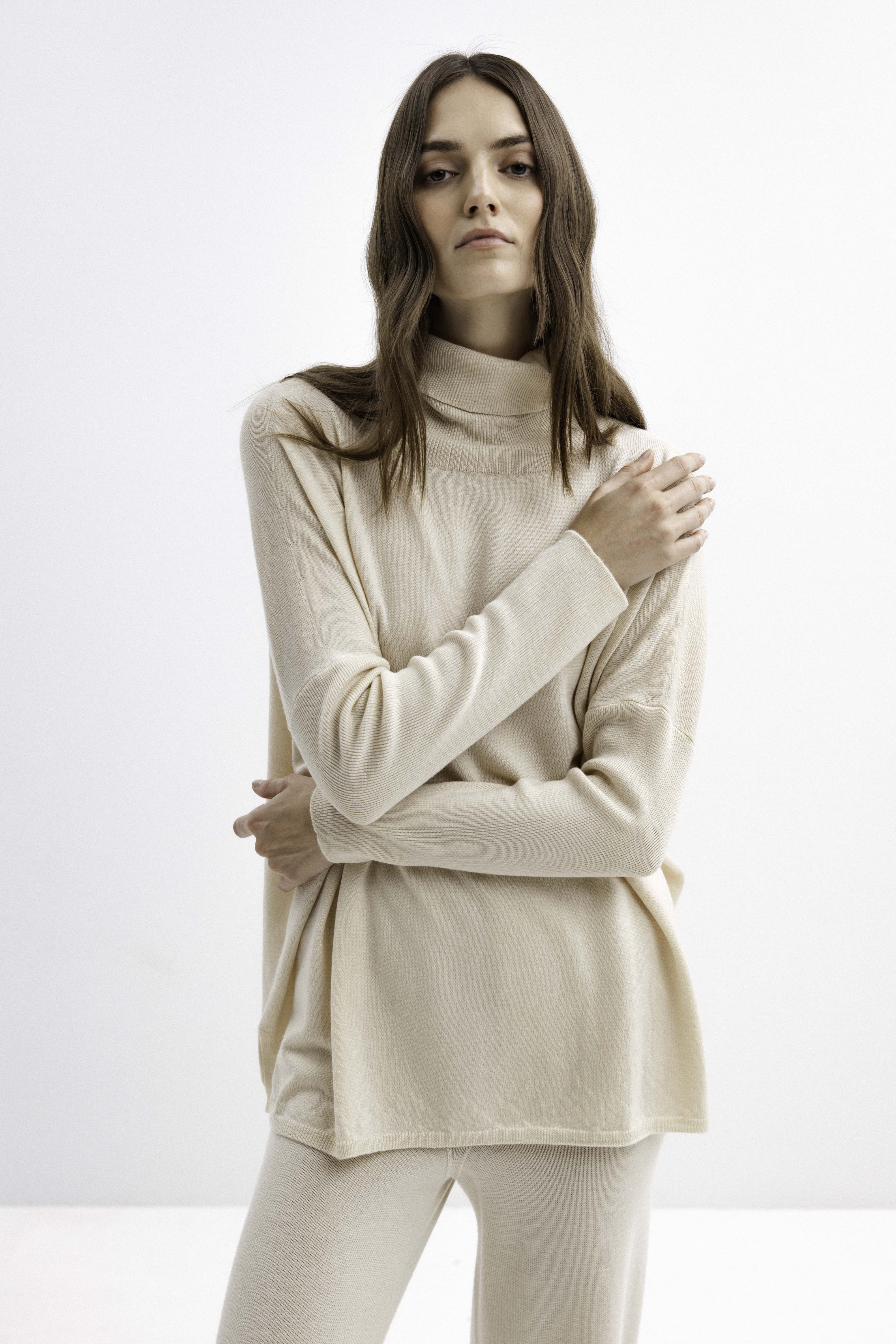 HIGH NECK MERINO WOOL MILK SWEATER