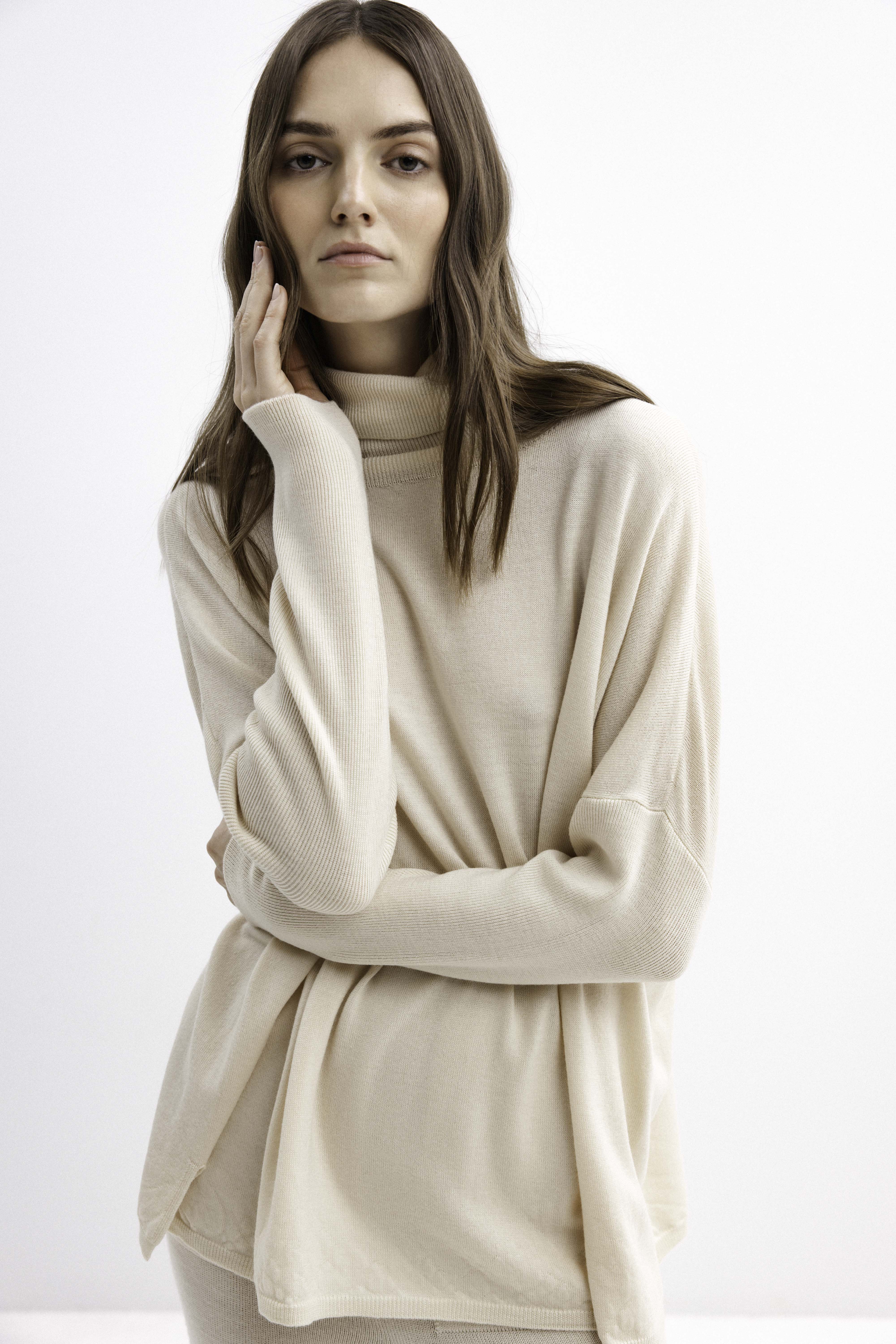 HIGH NECK MERINO WOOL MILK SWEATER