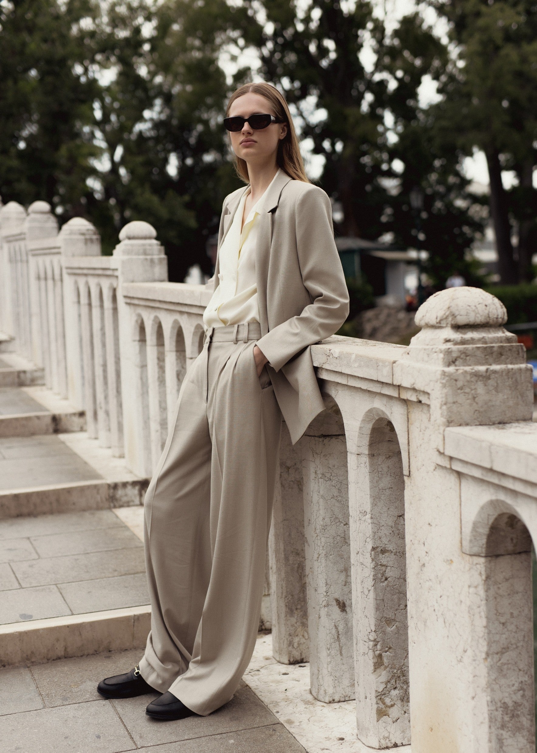 WIDE-LEG TROUSERS IN LIGHT TAUPE