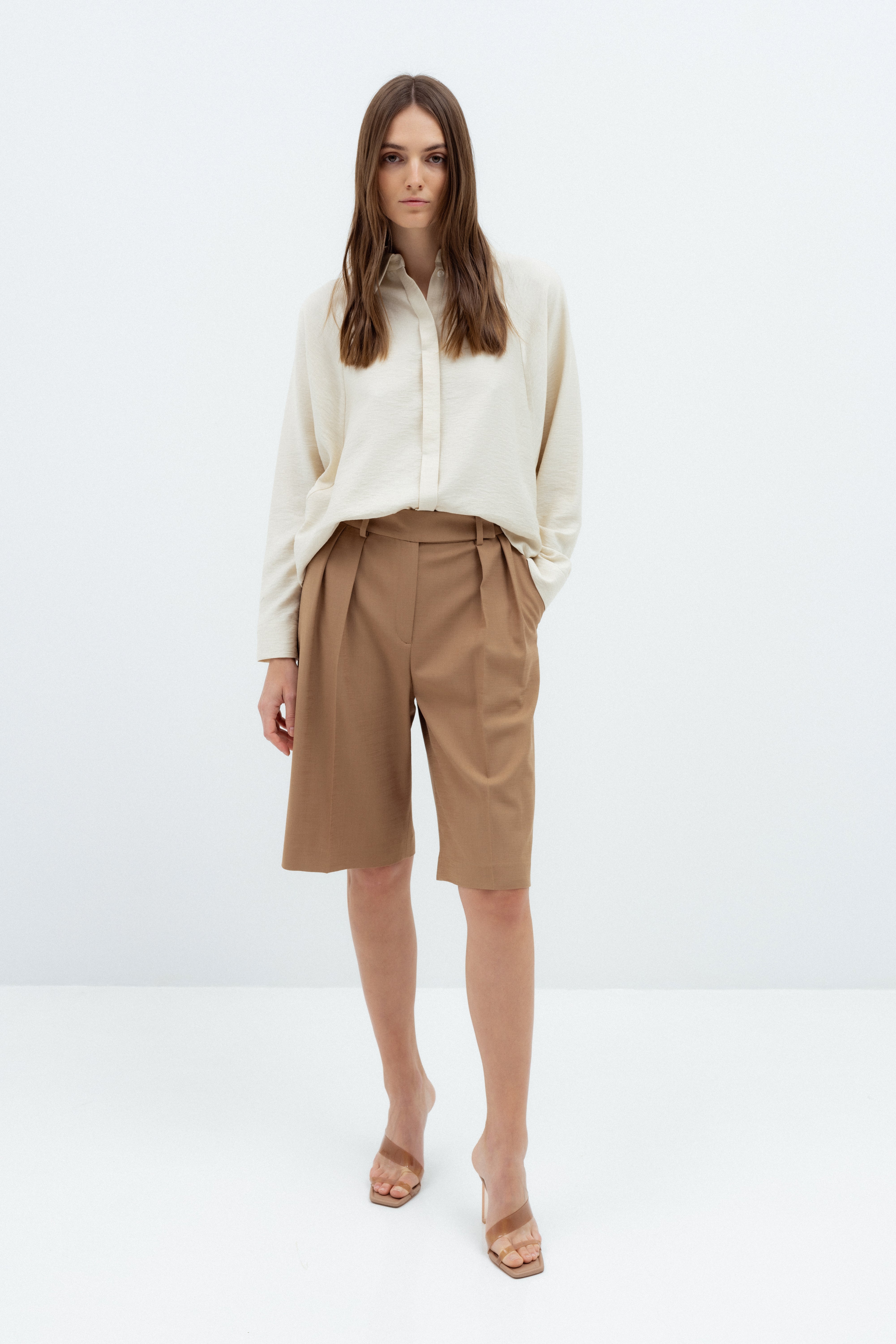 PLEATED TAILORED SHORTS IN CAMEL