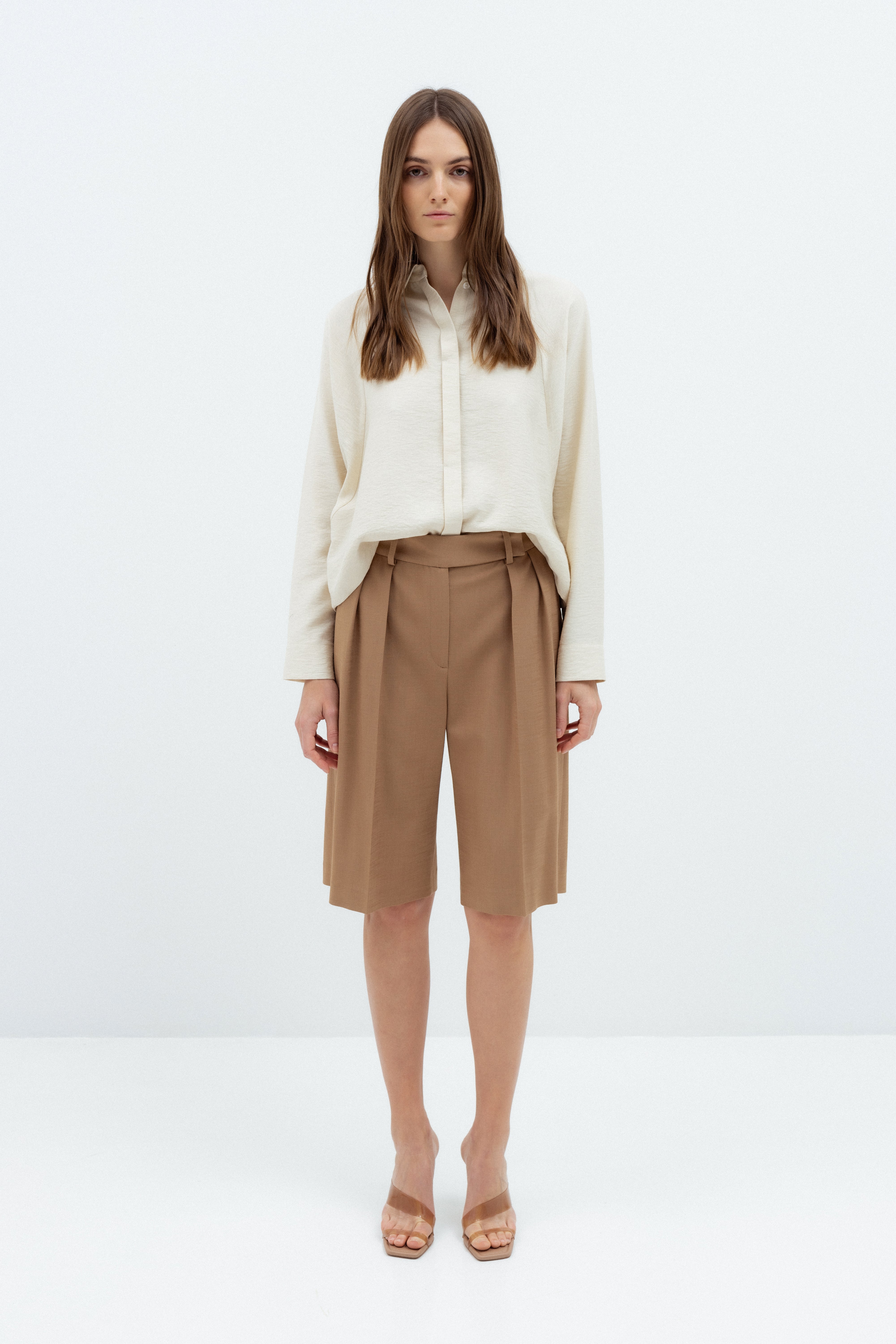 PLEATED TAILORED SHORTS IN CAMEL