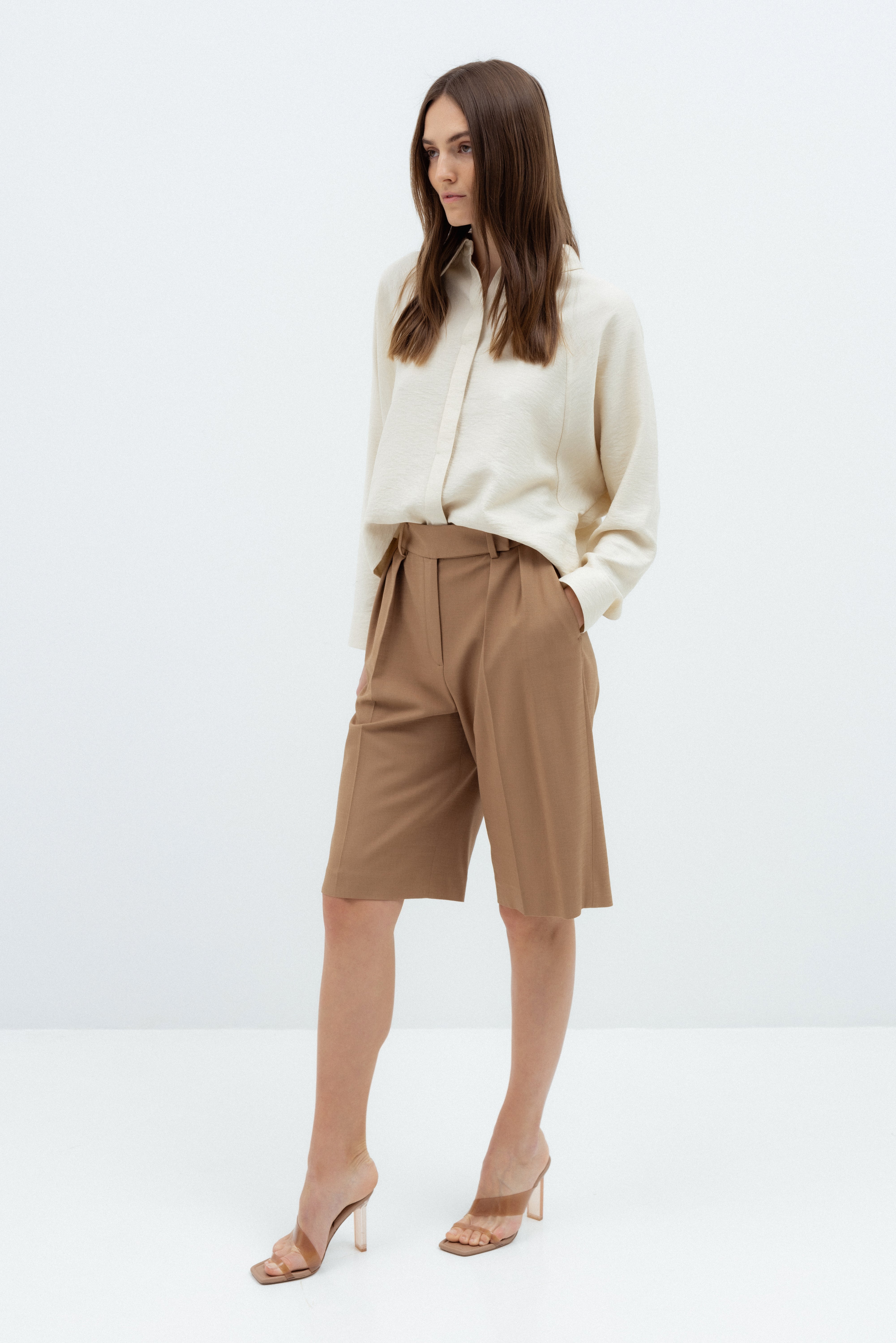 PLEATED TAILORED SHORTS IN CAMEL