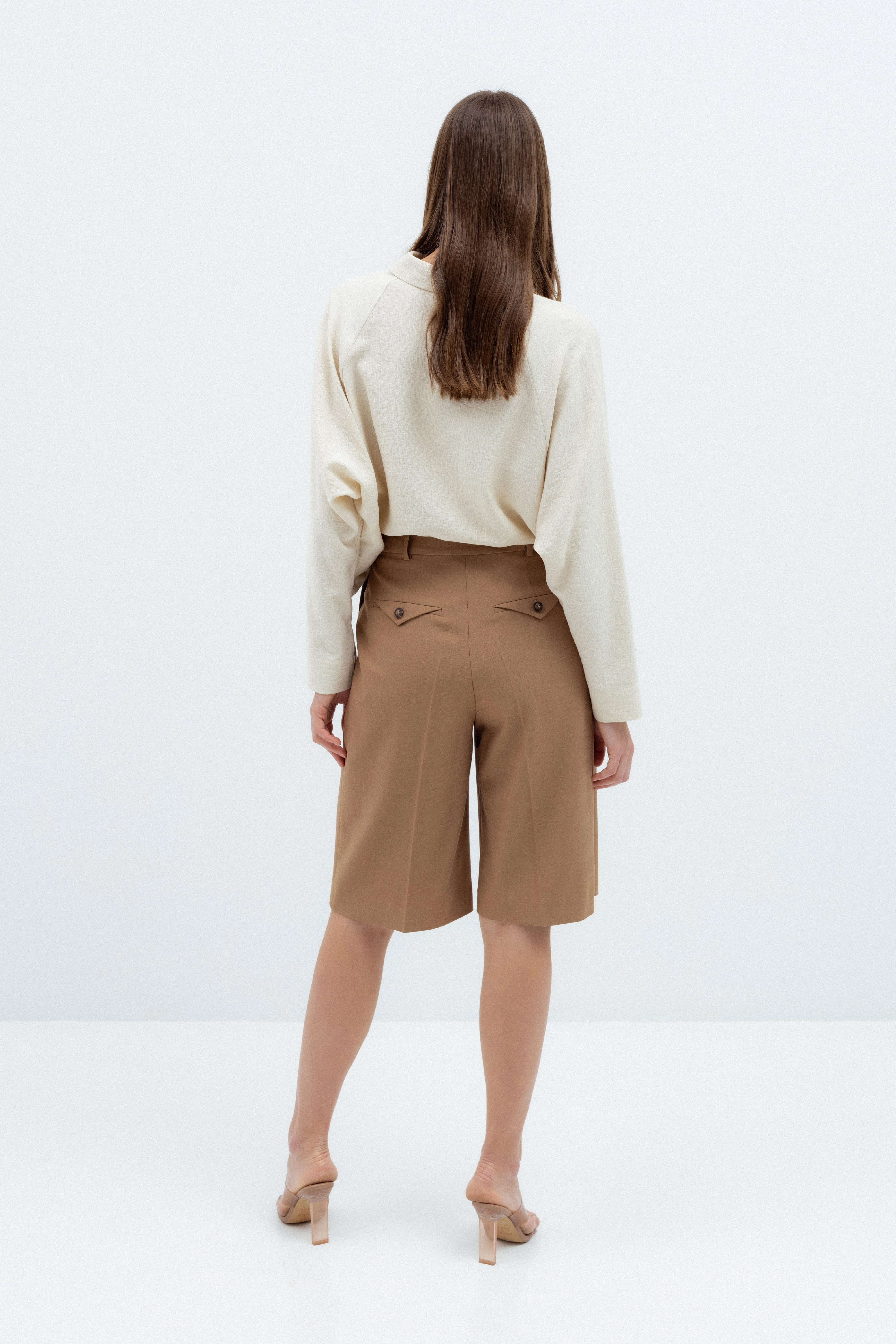 PLEATED TAILORED SHORTS IN CAMEL