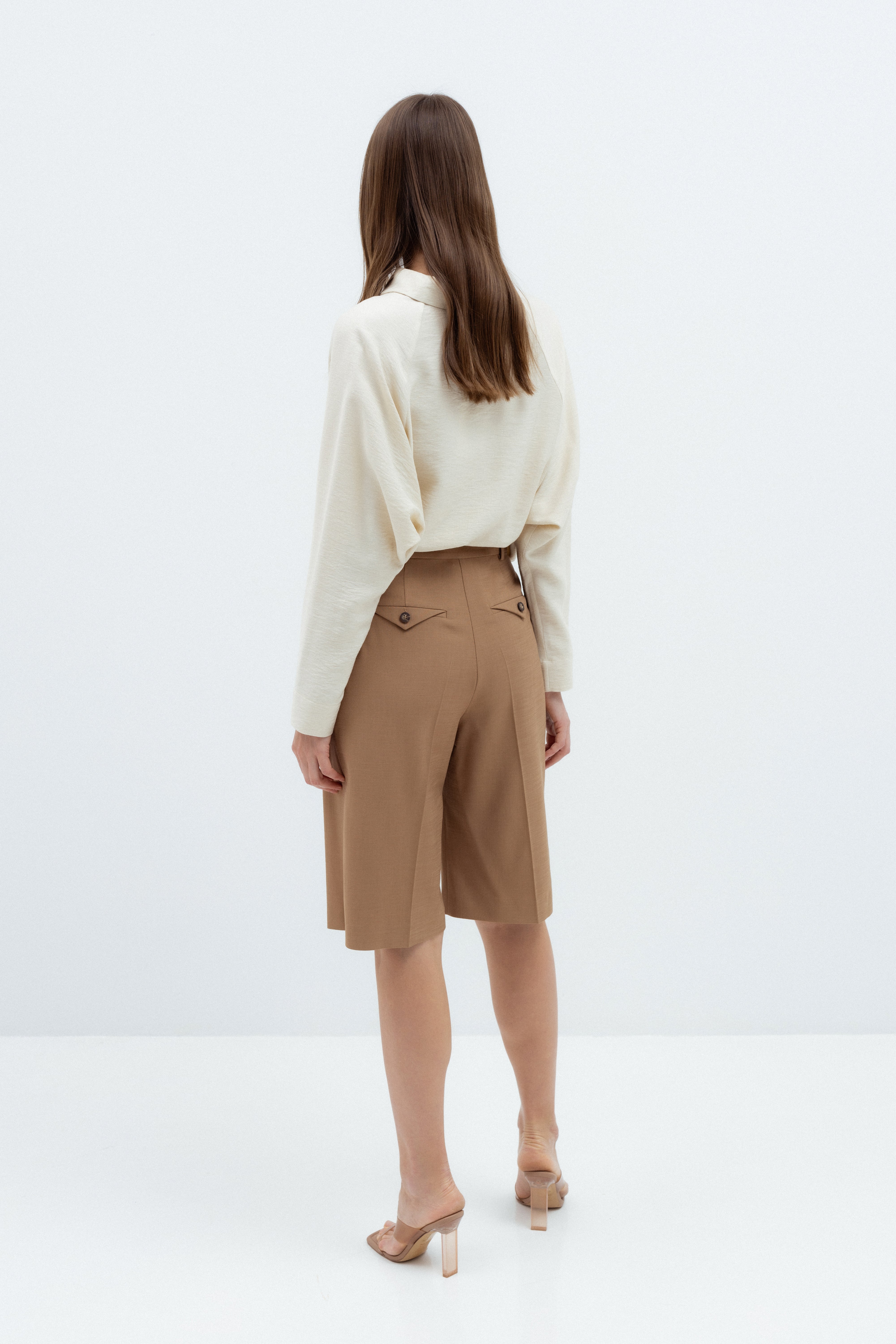 PLEATED TAILORED SHORTS IN CAMEL