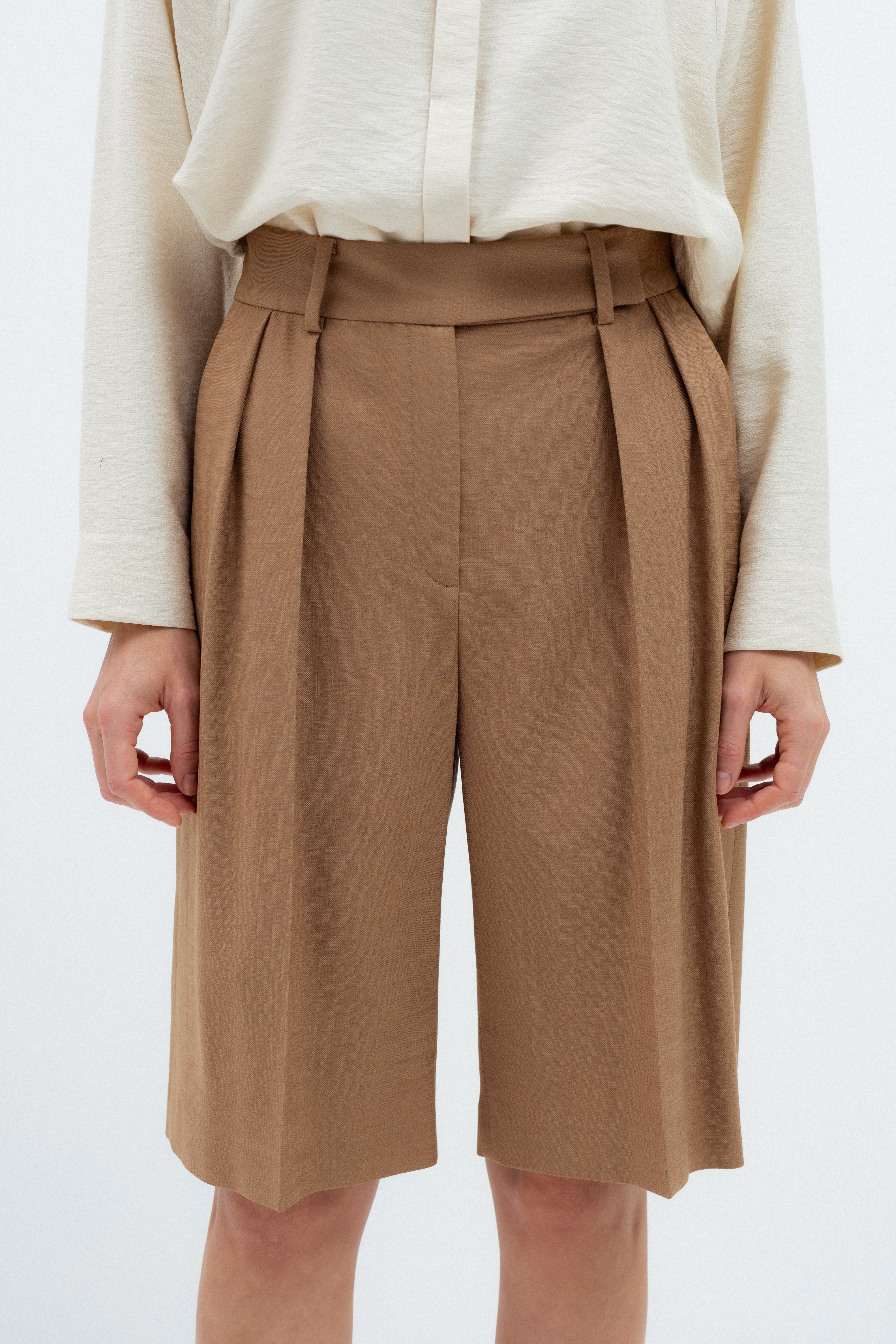 PLEATED TAILORED SHORTS IN CAMEL