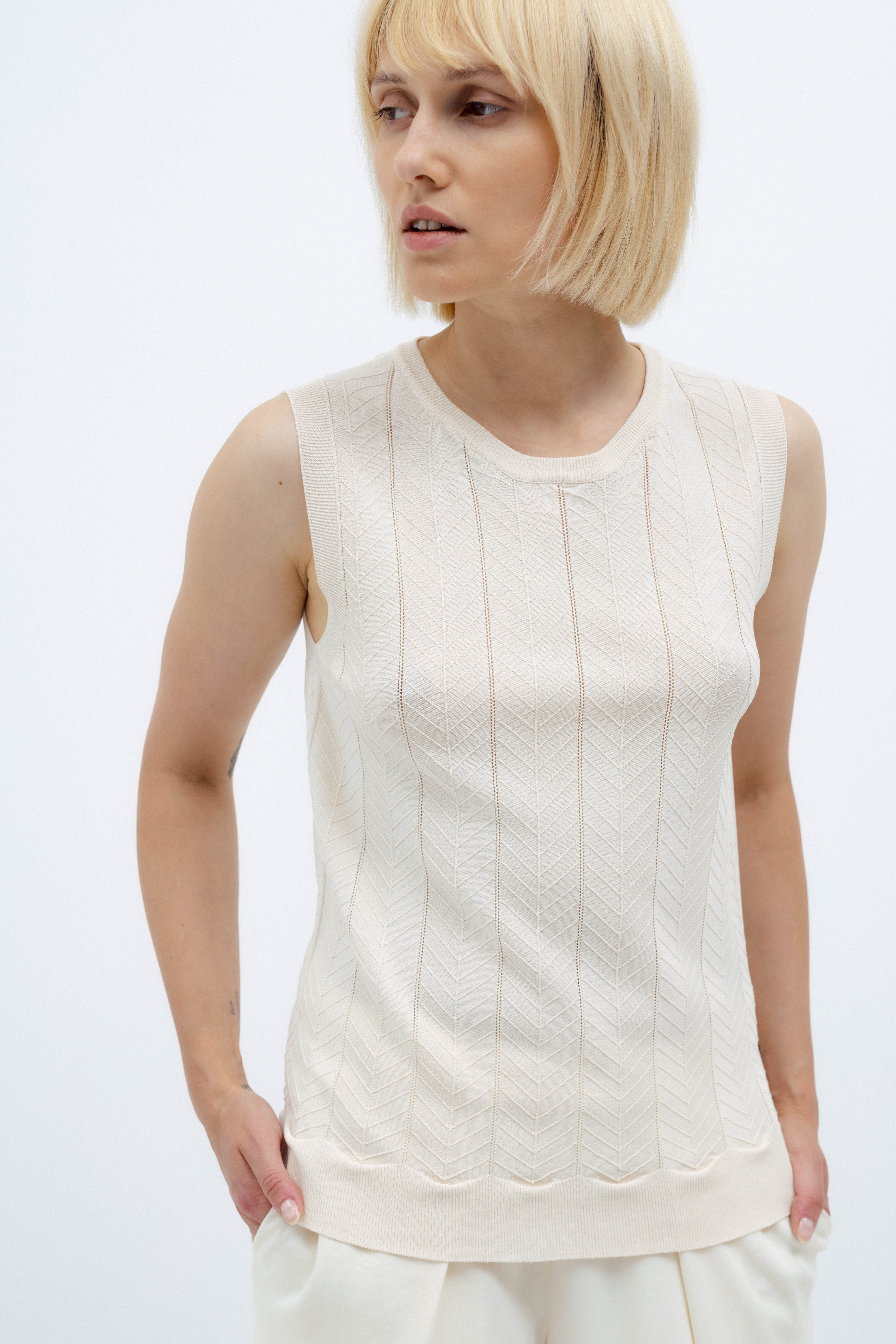 MILK-SHADE SLEEVELESS KNIT VEST