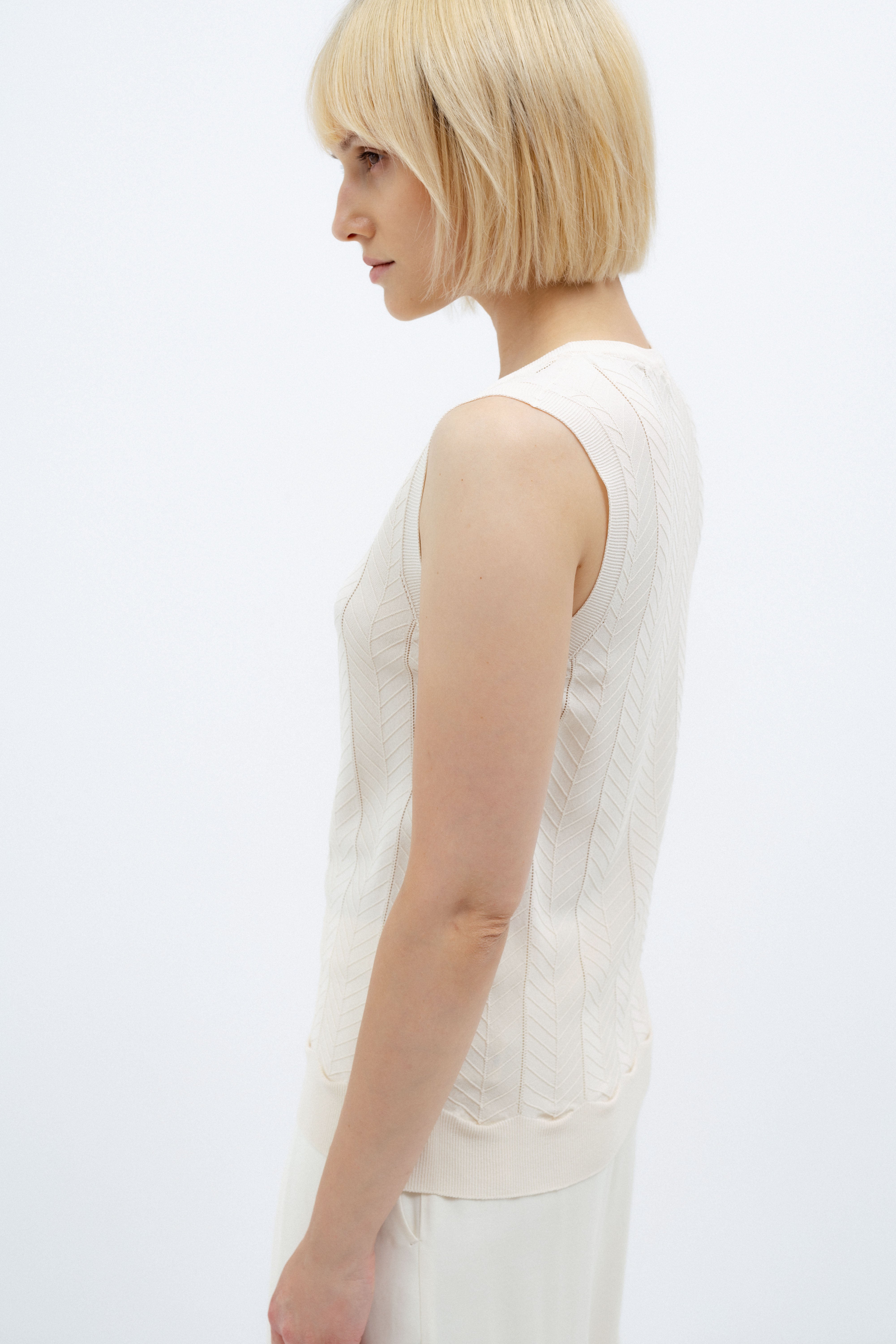 MILK-SHADE SLEEVELESS KNIT VEST