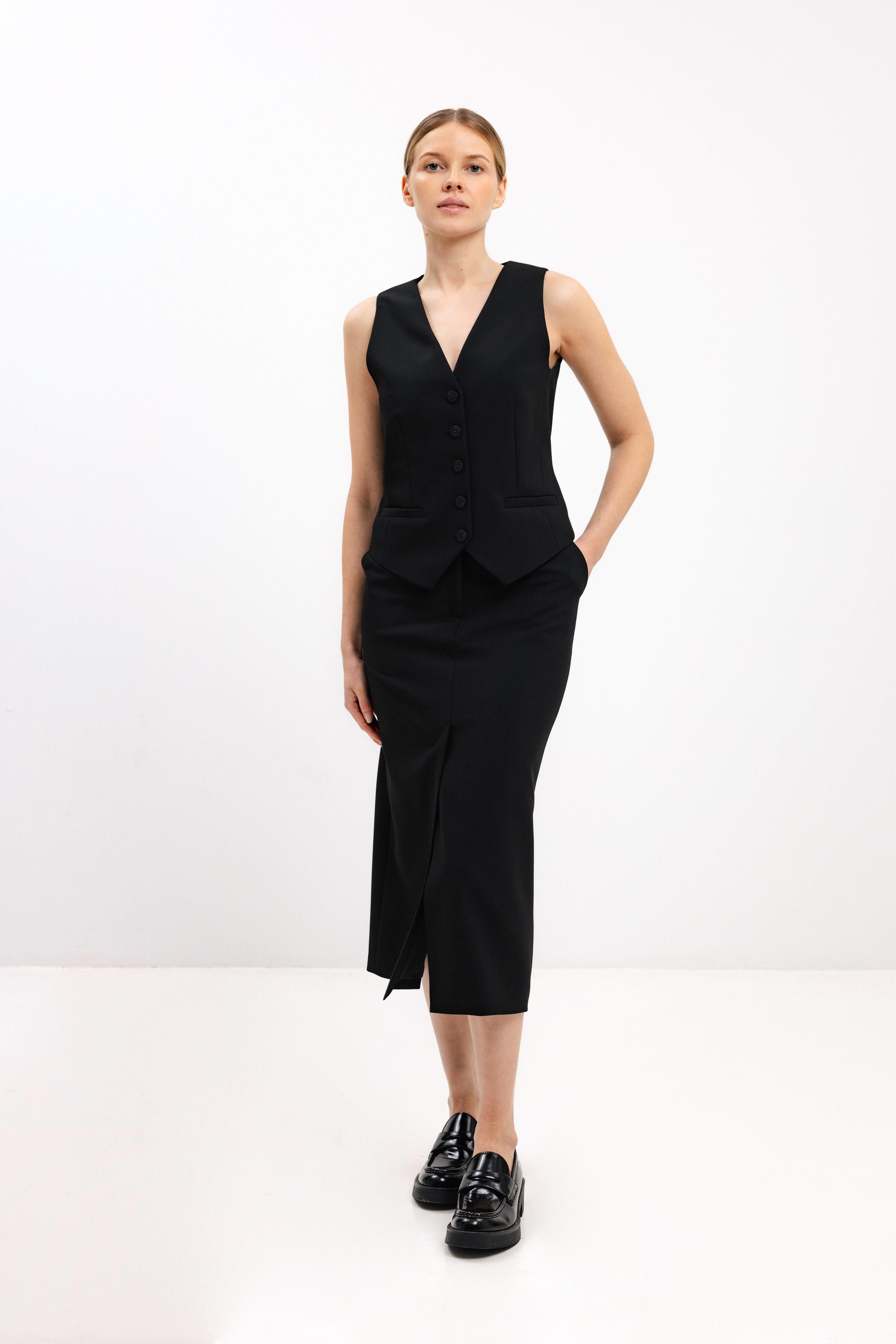 BLACK FITTED VEST