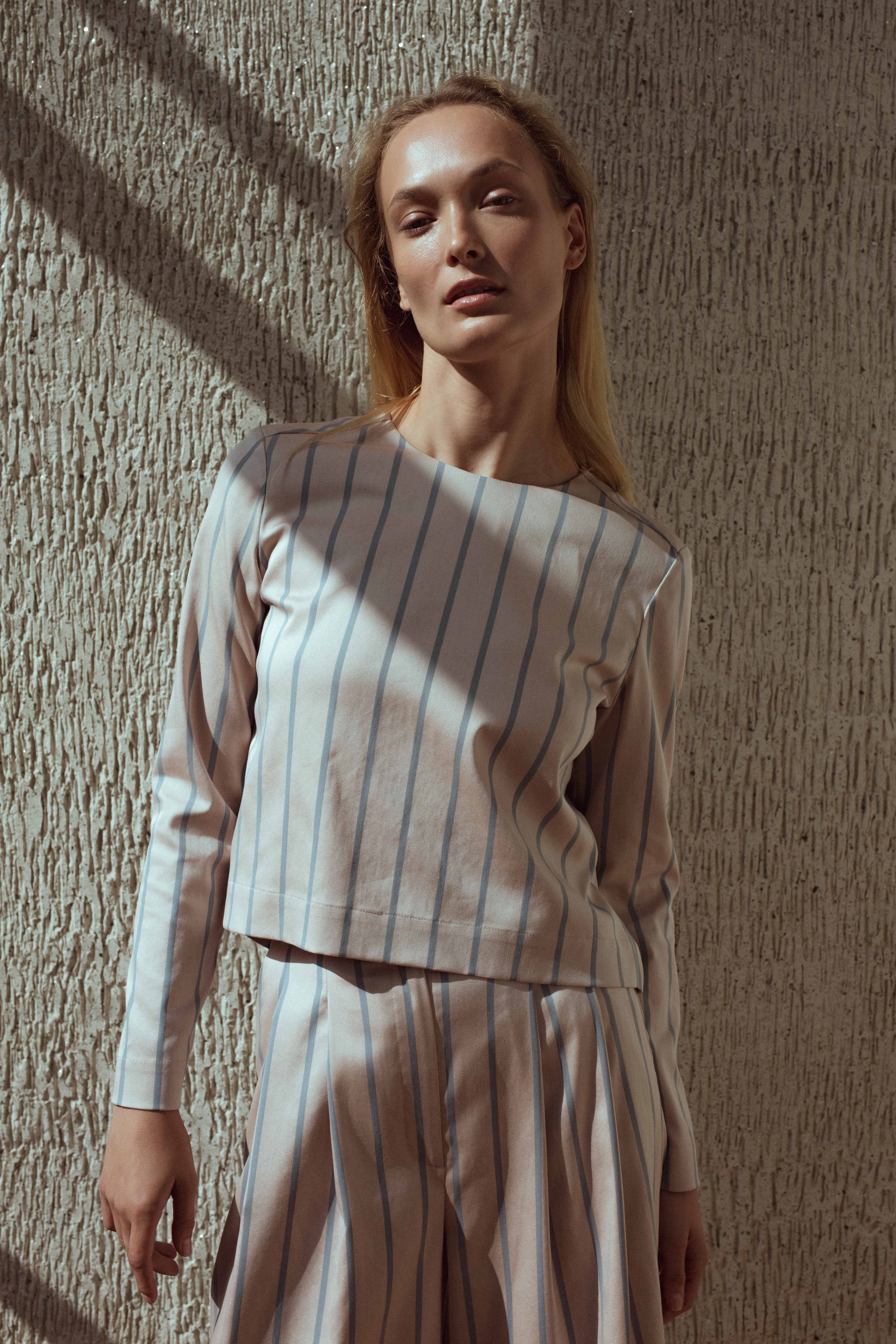 STRIPED BLOUSE WITH PLEAT IN THE BACK