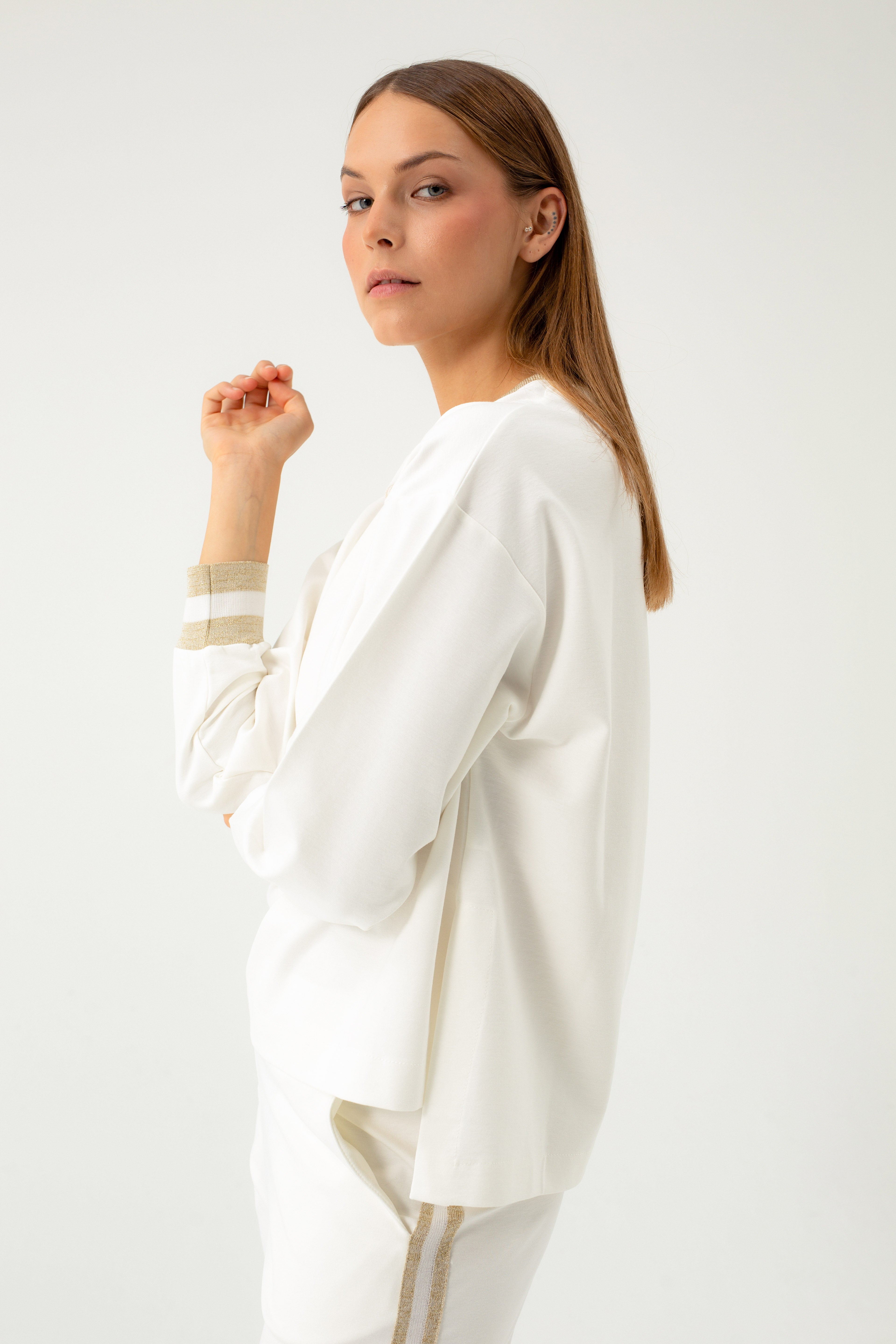 OVERSIZED WHITE BLOUSE WITH GOLDEN DETAILS