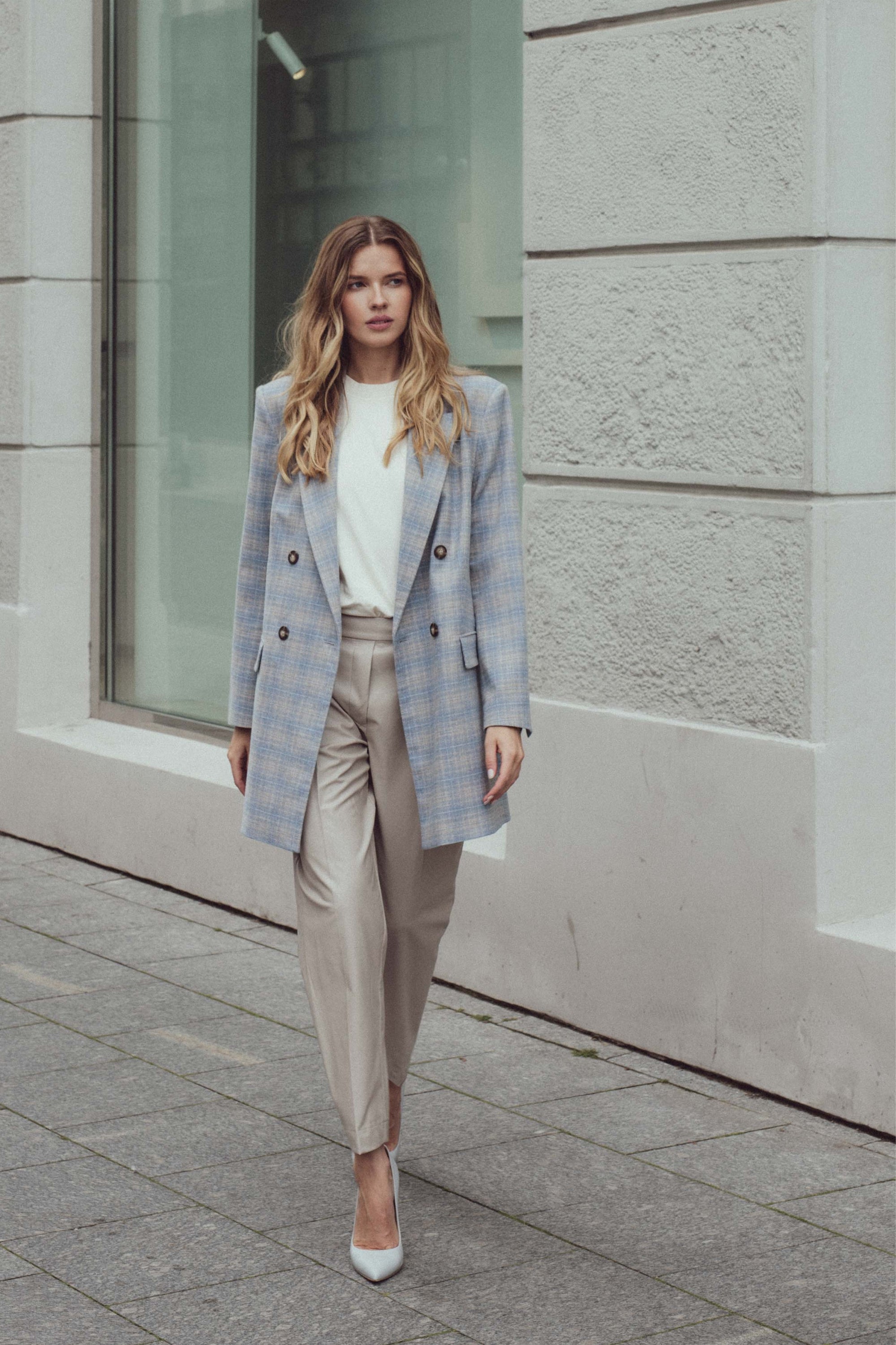 PLEAT FRONT TAPERED TROUSERS IN SAND