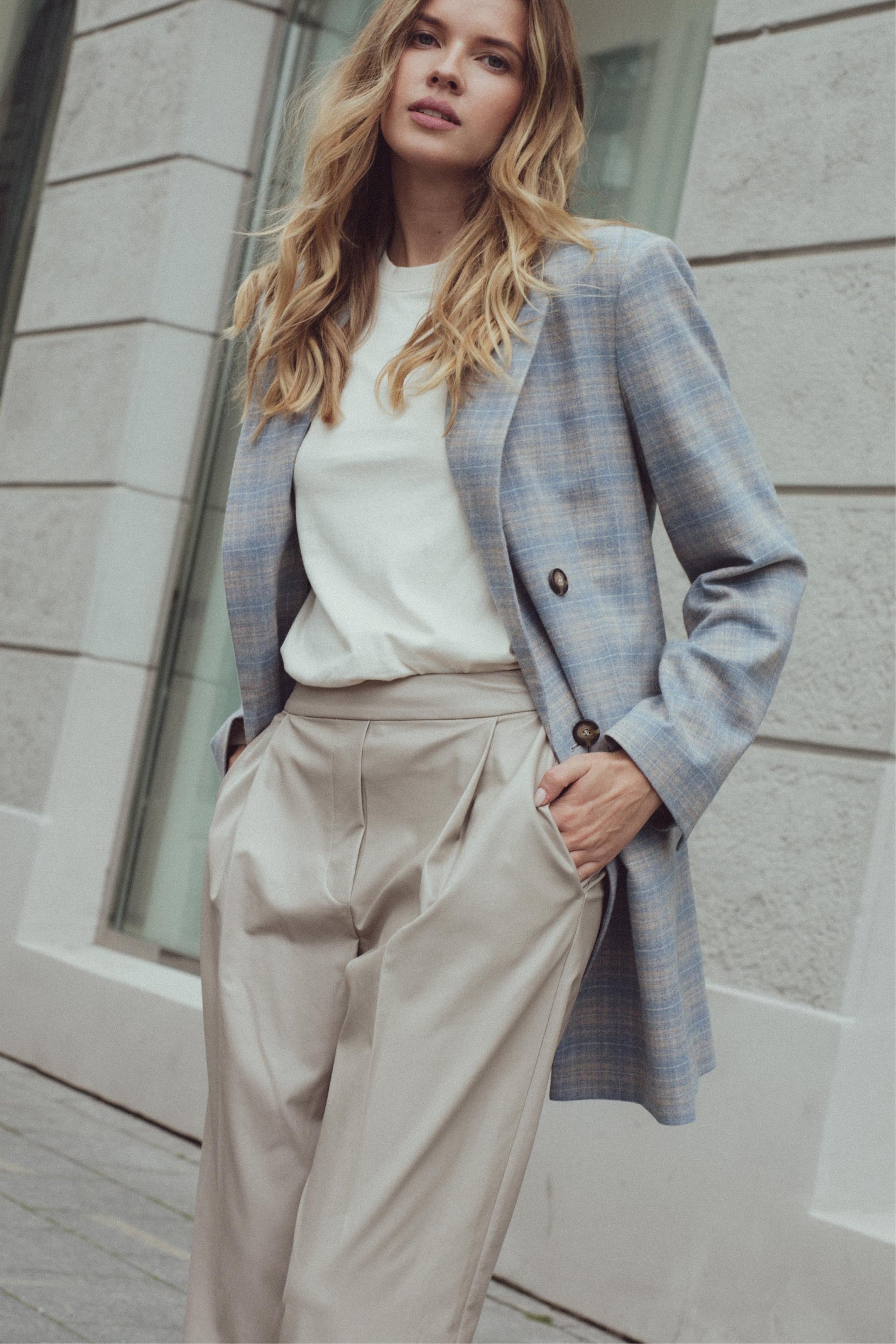 PLEAT FRONT TAPERED TROUSERS IN SAND