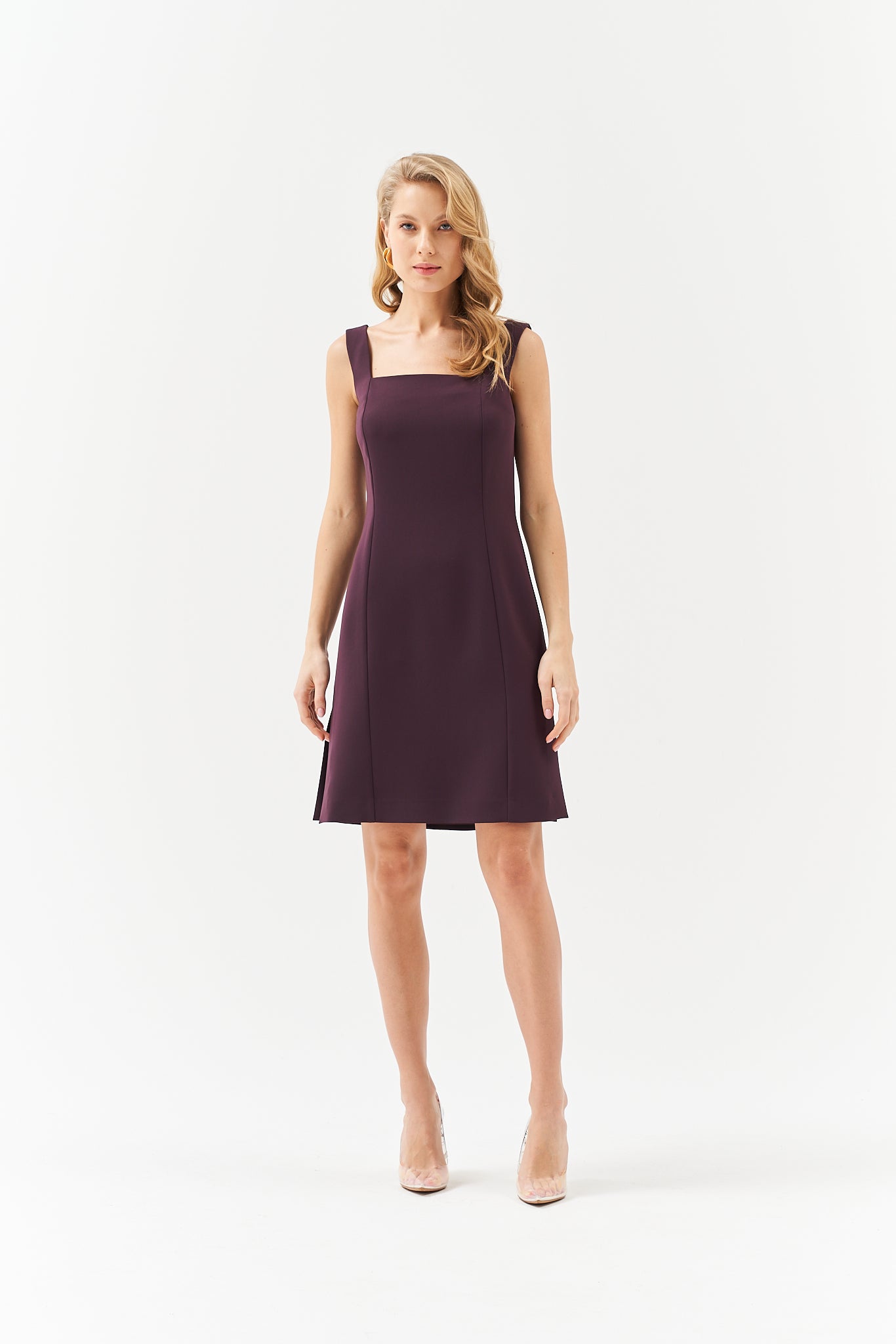 SLEEVELESS TRAPEZE DRESS IN BURGUNDY
