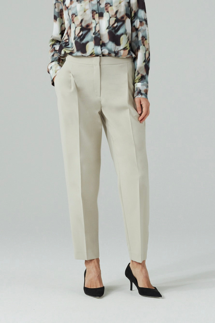 PLEAT FRONT TAPERED TROUSERS MAGNOLIA