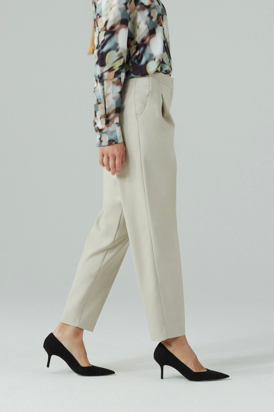 PLEAT FRONT TAPERED TROUSERS MAGNOLIA