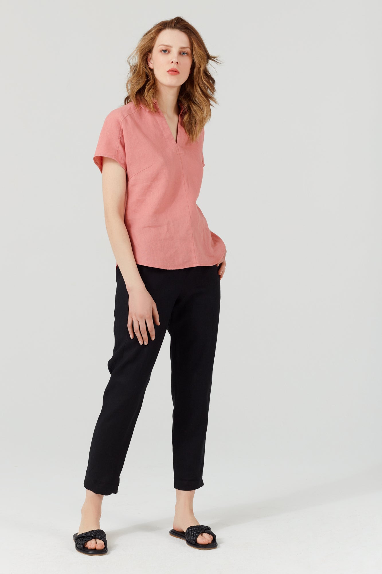 Juodos lininės siaurėjančios kelnės