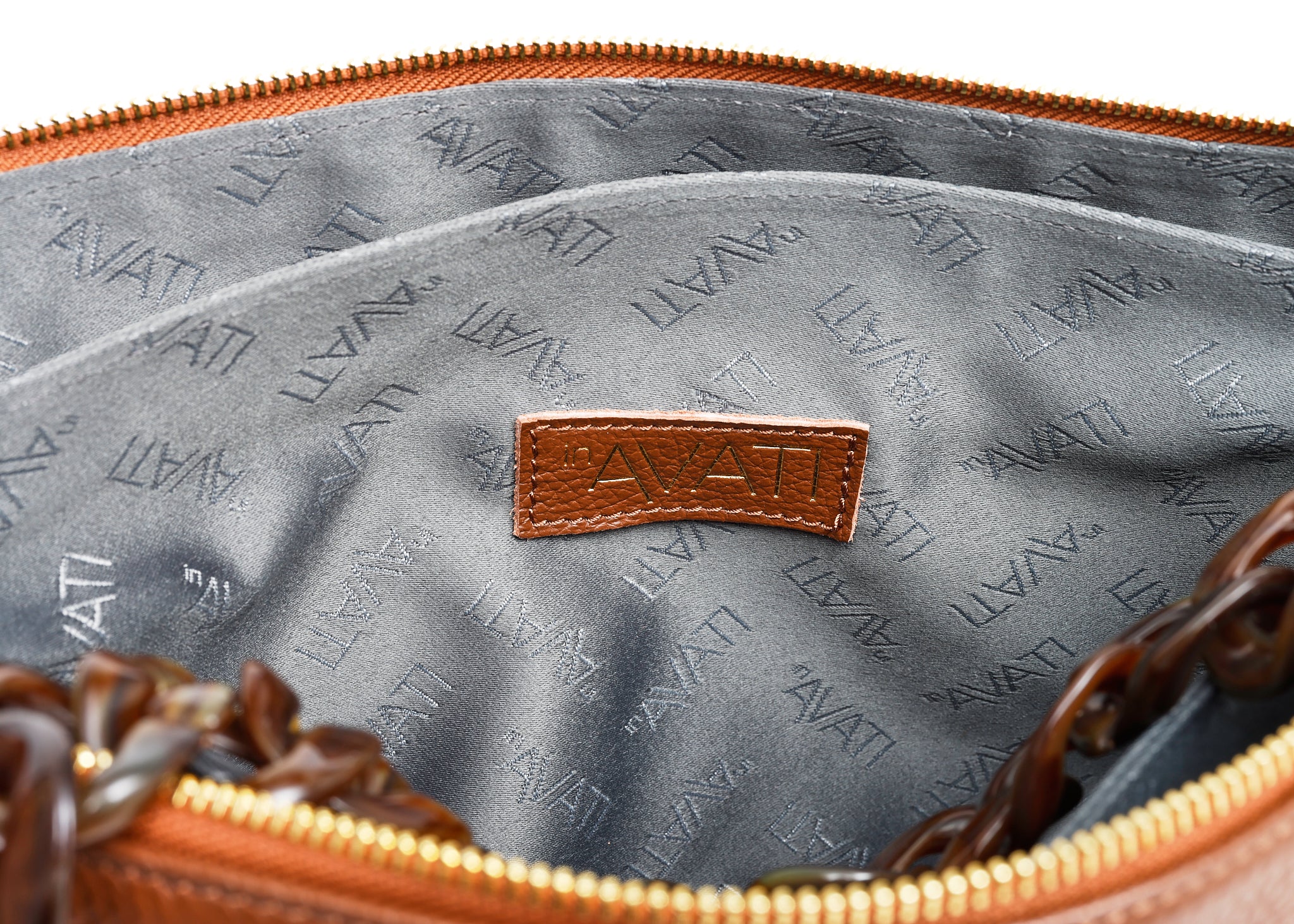 WOMEN'S HANDBAG WITH MAGNET FASTENING