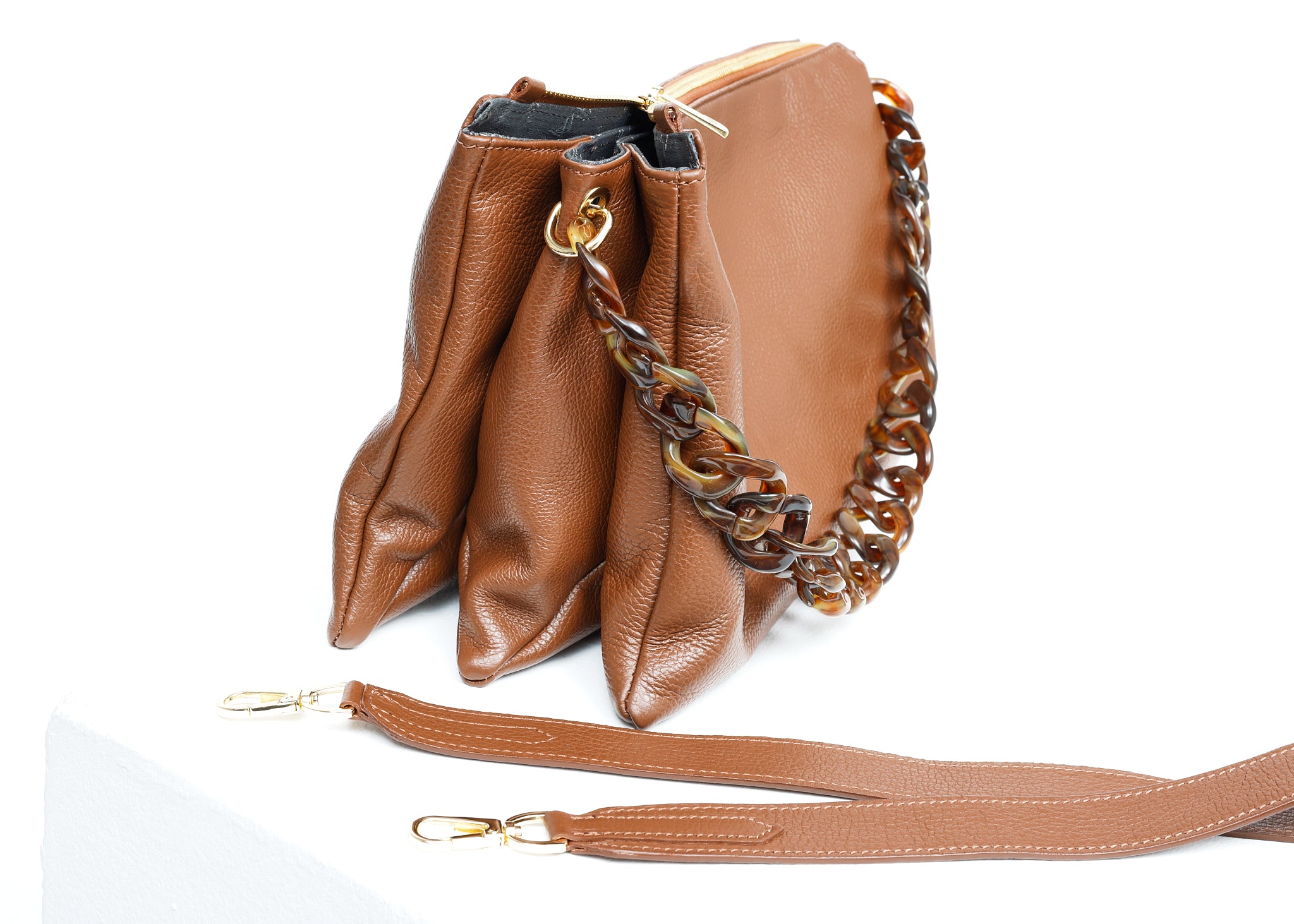 WOMEN'S HANDBAG WITH MAGNET FASTENING