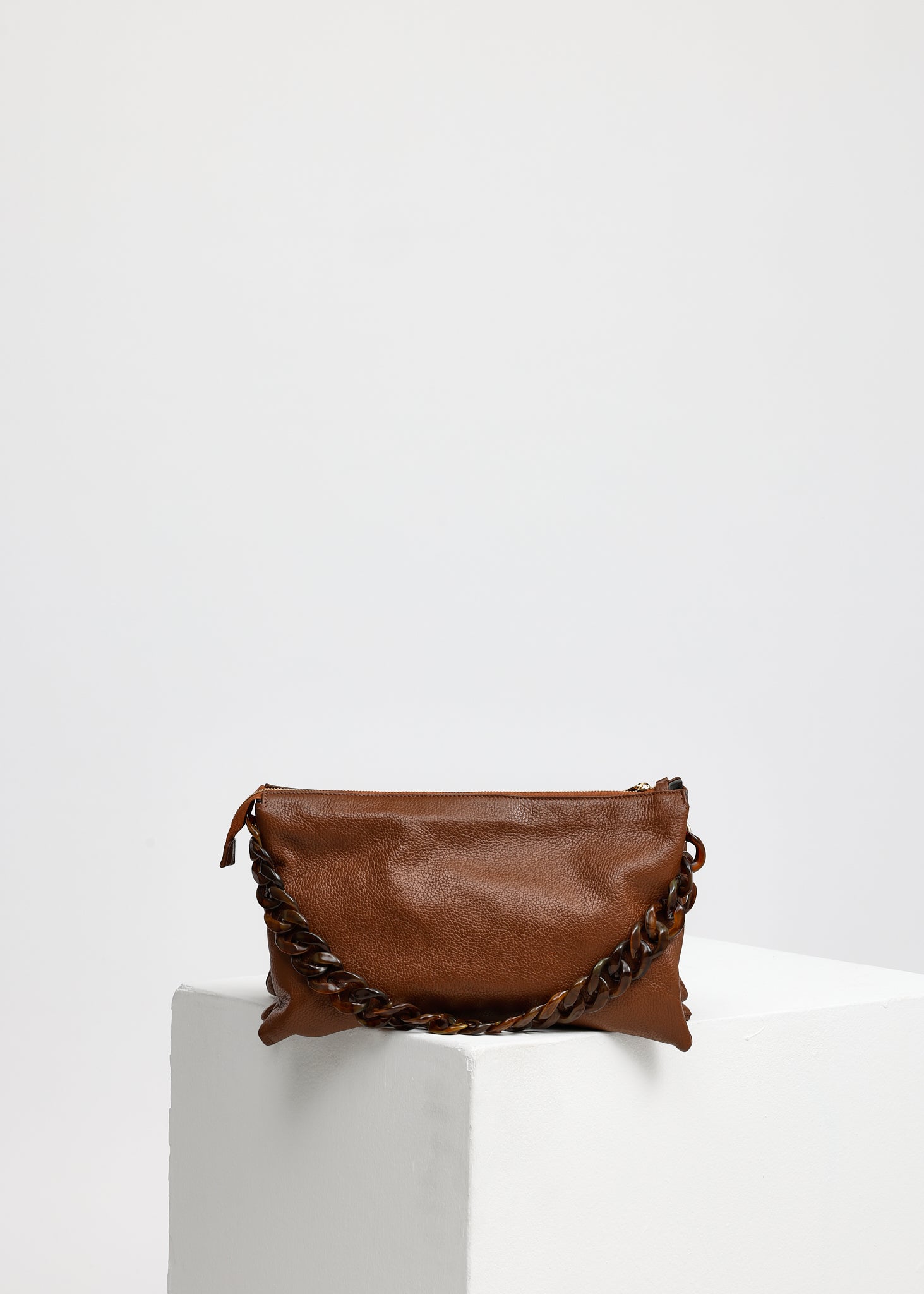 WOMEN'S HANDBAG WITH MAGNET FASTENING