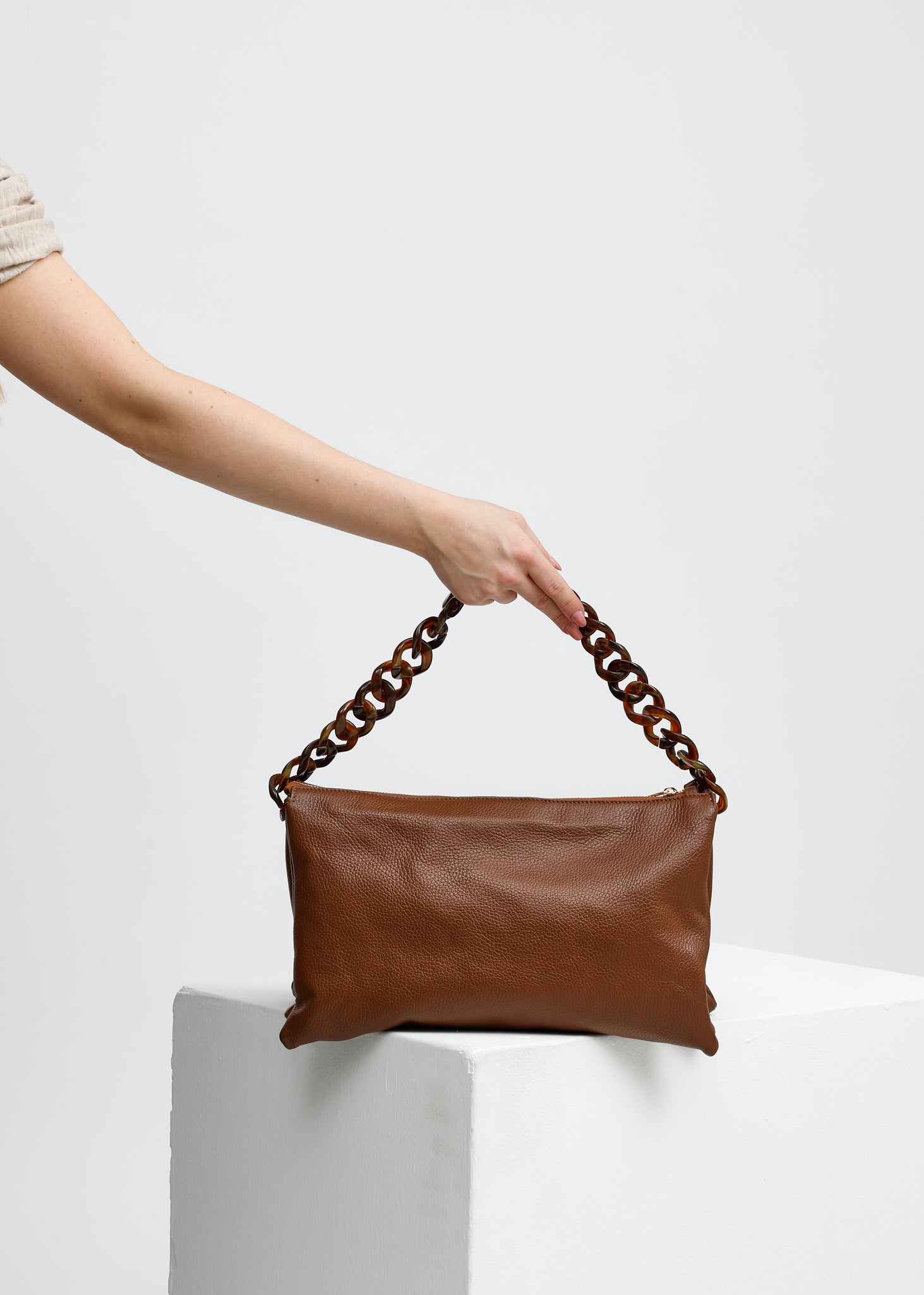 WOMEN'S HANDBAG WITH MAGNET FASTENING